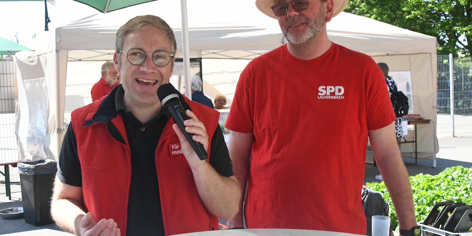 Sven Olthoff (rechts) beim diesjährigen Maifest der SPD mit dem Landtagsabgeordneten Sebastian Cuny. Sven Olthoff (rechts) beim diesjährigen Maifest der SPD mit dem Landtagsabgeordneten Sebastian Cuny.