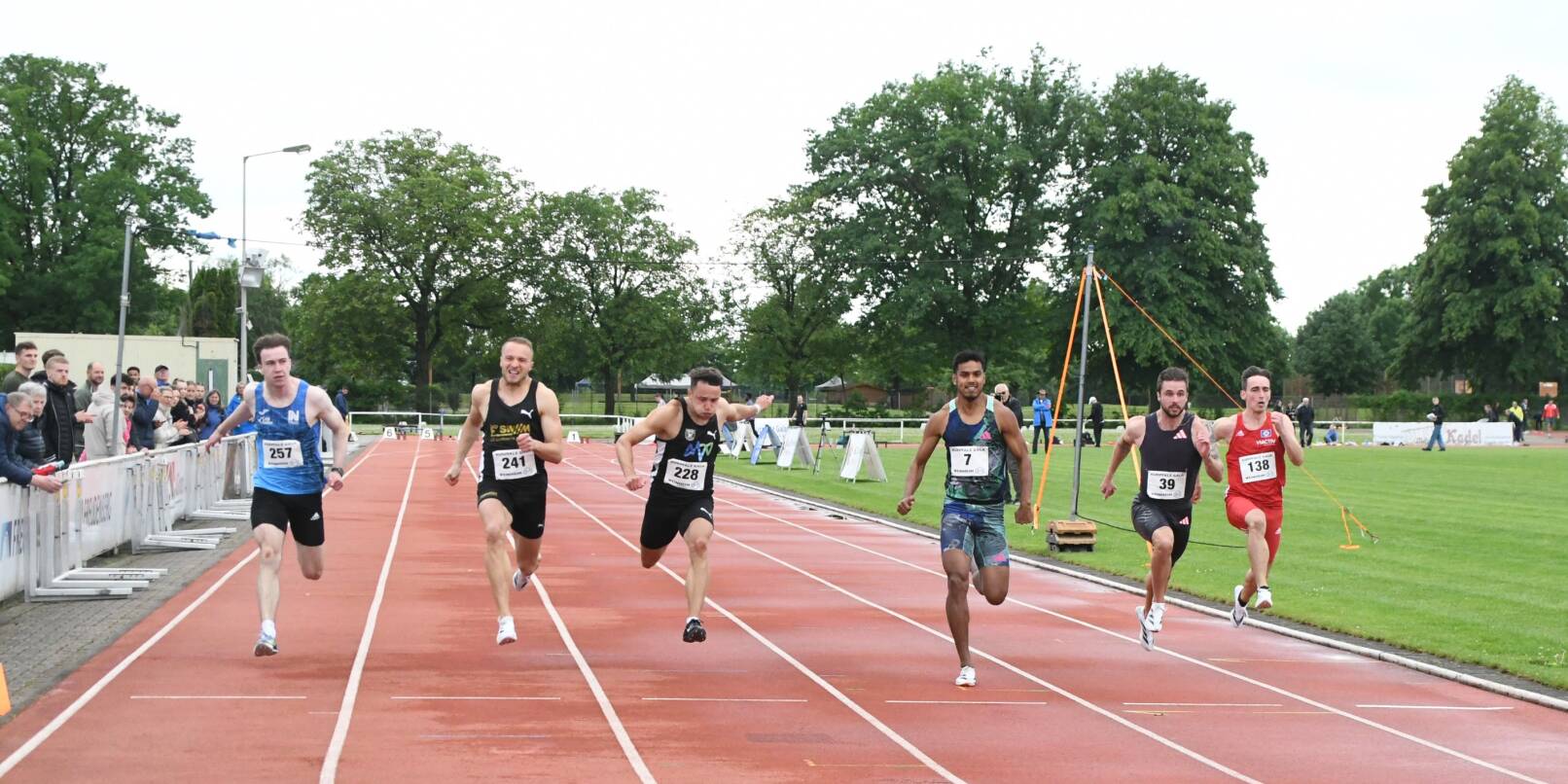 Zieleinlauf: Spannende Leichtathletik-Wettbewerbe verspricht einmal mehr die B&S Kurpfalz-Gala im Sepp-Herberger-Stadion. Am Samstag, 24. Mai, bietet die TSG Weinheim als Ausrichter in allen Disziplinen hochkarätig besetzte Starterfelder auf. Zieleinlauf: Spannende Leichtathletik-Wettbewerbe verspricht einmal mehr die B&S Kurpfalz-Gala im Sepp-Herberger-Stadion. Am Samstag, 24. Mai, bietet die TSG Weinheim als Ausrichter in allen Disziplinen hochkarätig besetzte Starterfelder auf.