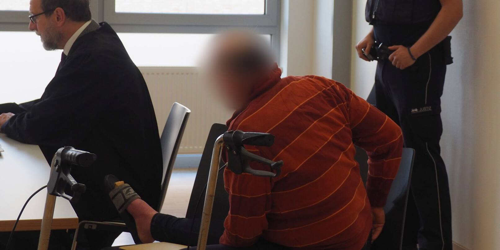 Ein Angeklagter wird wegen versuchten Mordes zu einer Haftstrafe verurteilt. (Archivbild) Ein Angeklagter wird wegen versuchten Mordes zu einer Haftstrafe verurteilt. (Archivbild)
