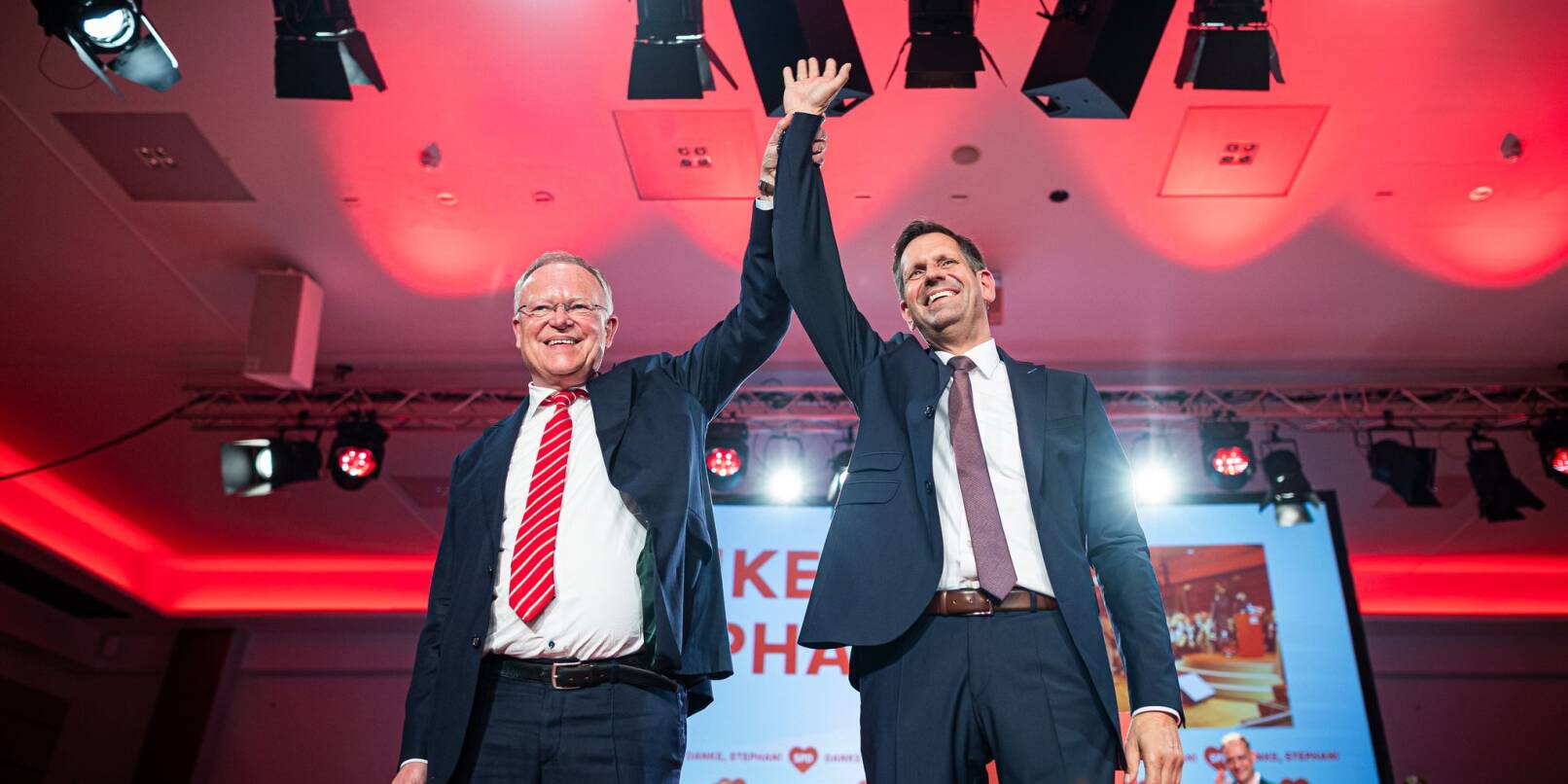 Der bisherige Wirtschaftsminister Olaf Lies (rechts) soll den langjährigen Ministerpräsidenten Stephan Weil beerben. Der bisherige Wirtschaftsminister Olaf Lies (rechts) soll den langjährigen Ministerpräsidenten Stephan Weil beerben.