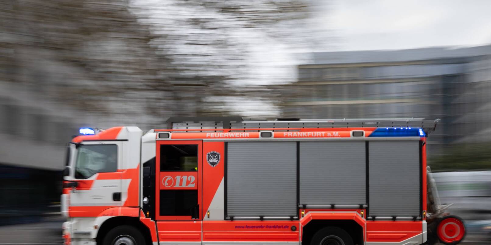 Die Feuerwehr war mit rund 100 Einsatzkräften vor Ort. (Symbolbild) Die Feuerwehr war mit rund 100 Einsatzkräften vor Ort. (Symbolbild)
