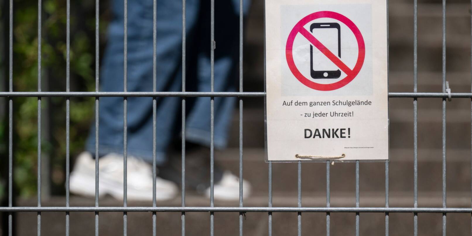 Grundsätzlich ist der Umgang mit Mobiltelefonen in Schulen Sache der Länder. (Symbolbild) Grundsätzlich ist der Umgang mit Mobiltelefonen in Schulen Sache der Länder. (Symbolbild)