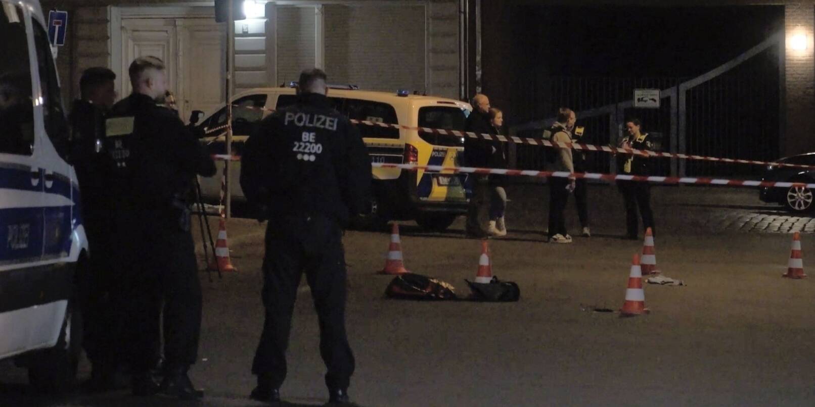 Der Polizist schwebte zwischenzeitlich in Lebensgefahr und wurde in einem Krankenhaus notoperiert. Der Polizist schwebte zwischenzeitlich in Lebensgefahr und wurde in einem Krankenhaus notoperiert.