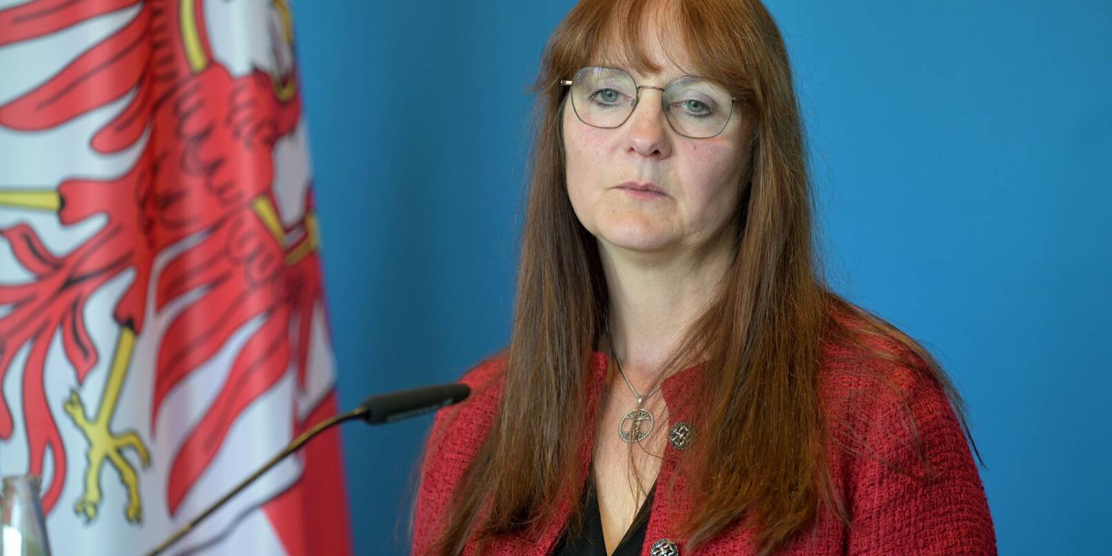 Die SPD-Politikerin Katrin Lange gibt nach tagelangem Streit um die Entlassung des Verfassungsschutzchefs in Brandenburg ihr Amt als Innenministerin auf. Die SPD-Politikerin Katrin Lange gibt nach tagelangem Streit um die Entlassung des Verfassungsschutzchefs in Brandenburg ihr Amt als Innenministerin auf.