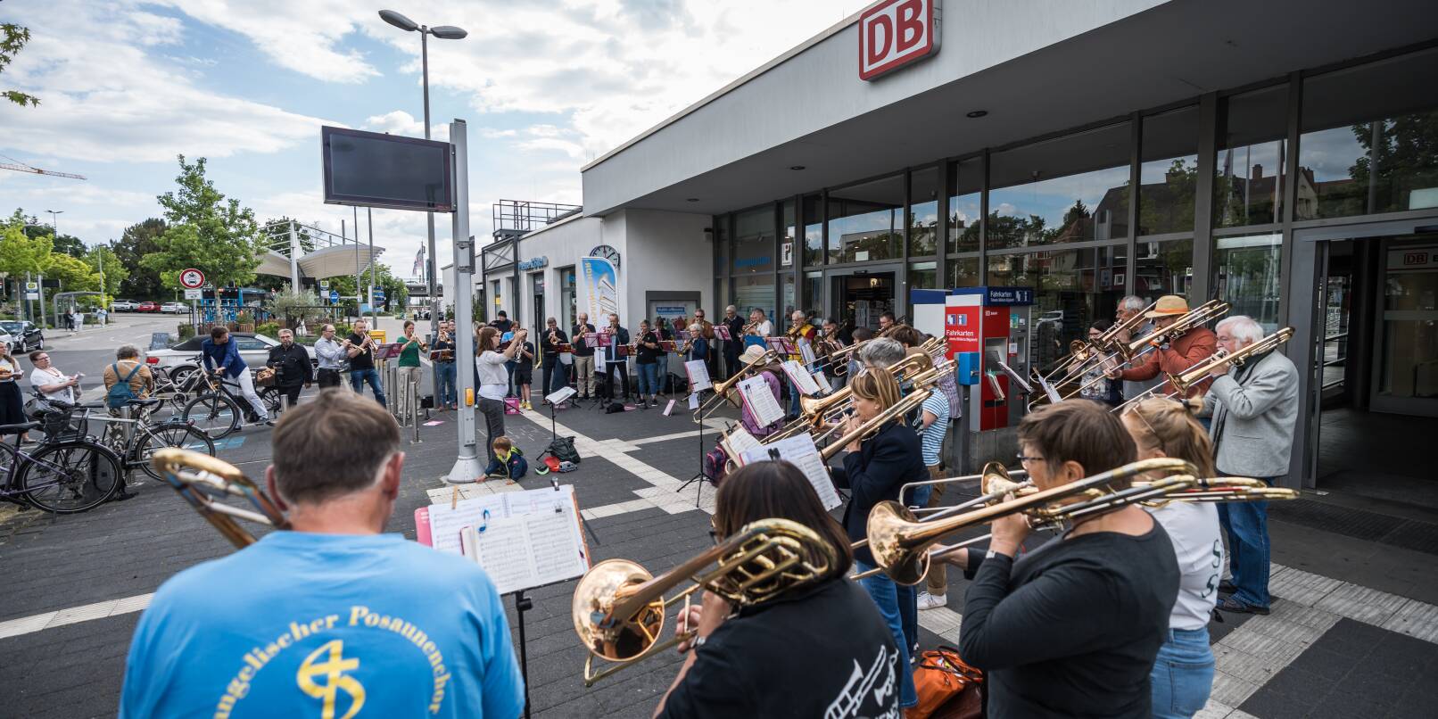 Solche „Flashmobs“ fanden zeitgleich an zwölf Bahnhöfen statt. Solche „Flashmobs“ fanden zeitgleich an zwölf Bahnhöfen statt.