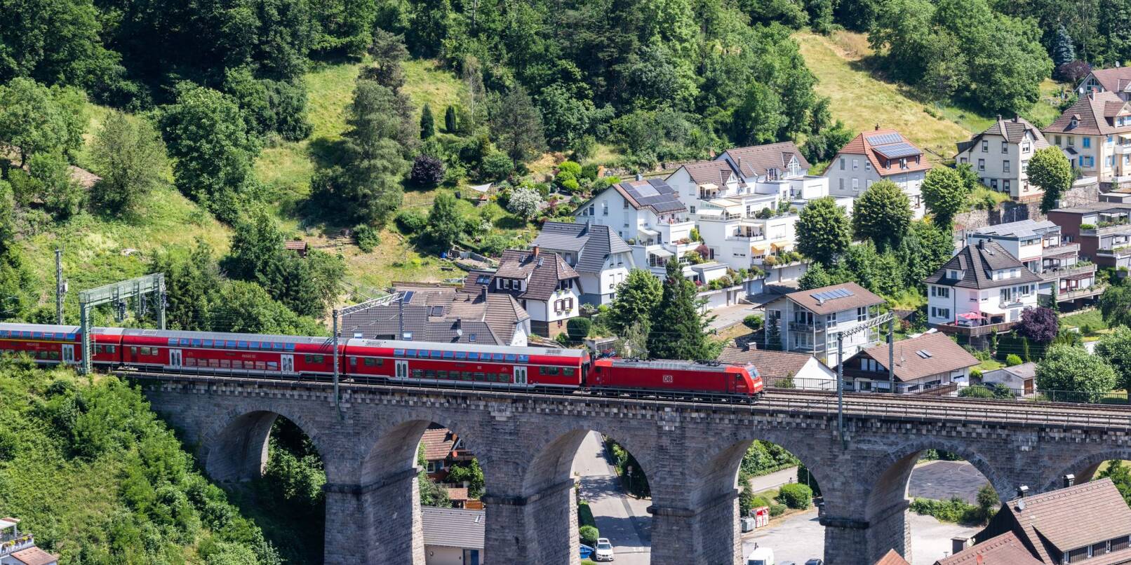 Die Schwarzwaldbahn - hier das Hornberger Eisenbahnviadukt auf der Strecke zwischen Offenburg und Konstanz - schnitt besser ab und landete auf dem zwölften Platz. (Archivbild) Die Schwarzwaldbahn - hier das Hornberger Eisenbahnviadukt auf der Strecke zwischen Offenburg und Konstanz - schnitt besser ab und landete auf dem zwölften Platz. (Archivbild)