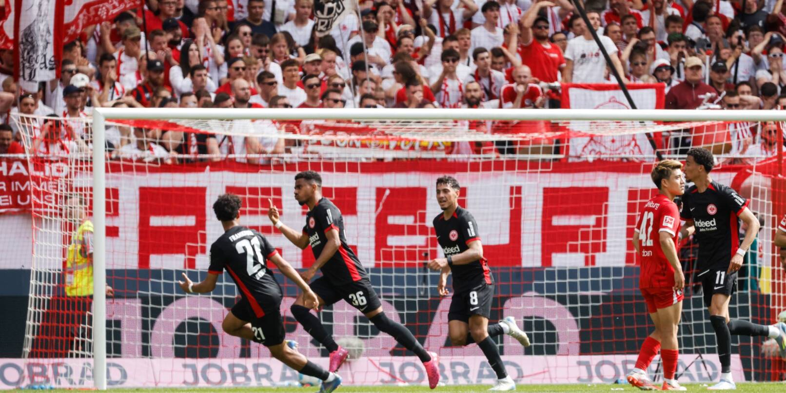 Frankfurts Profis jubeln über das Erreichen der Champions League. Frankfurts Profis jubeln über das Erreichen der Champions League.
