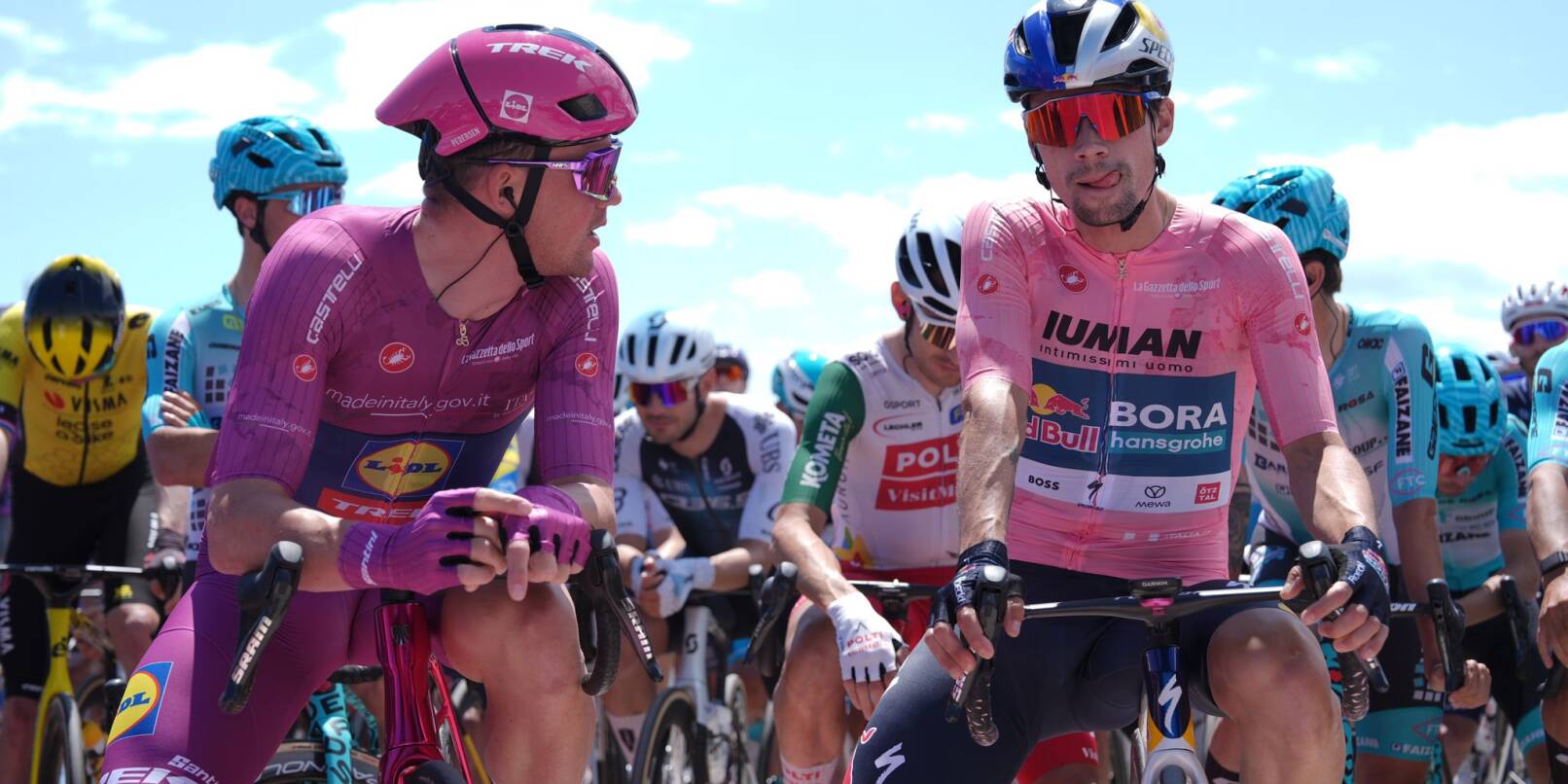 Der Slowene Primoz Roglic (r) verliert das Rosa Trikot des Gesamtführenden. Der Slowene Primoz Roglic (r) verliert das Rosa Trikot des Gesamtführenden.