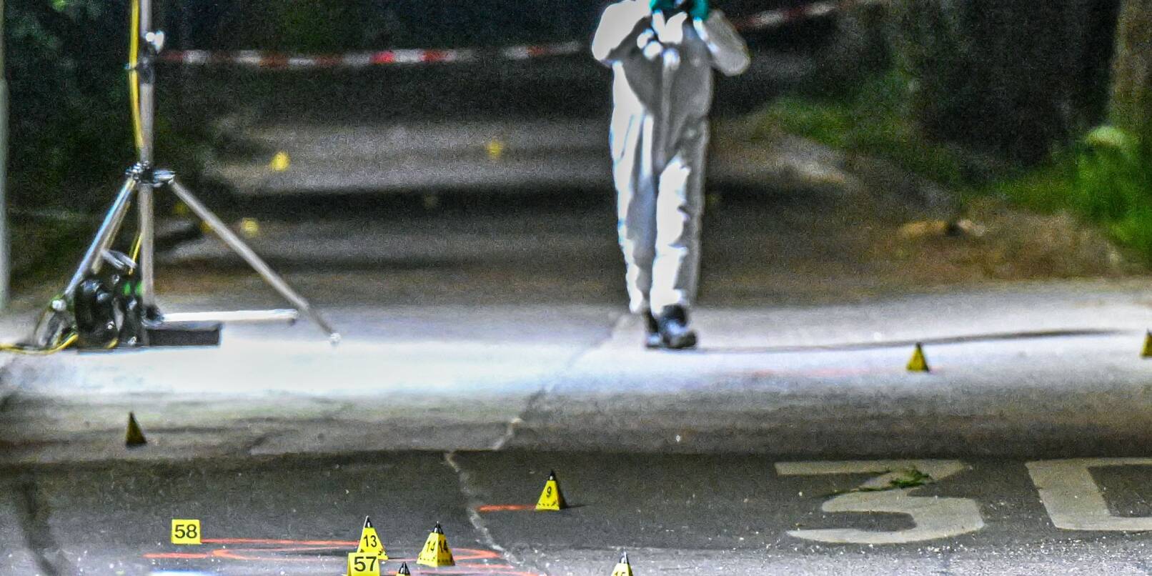 Die Polizei sichert Spuren am Tatort in Göppingen. Die Polizei sichert Spuren am Tatort in Göppingen.