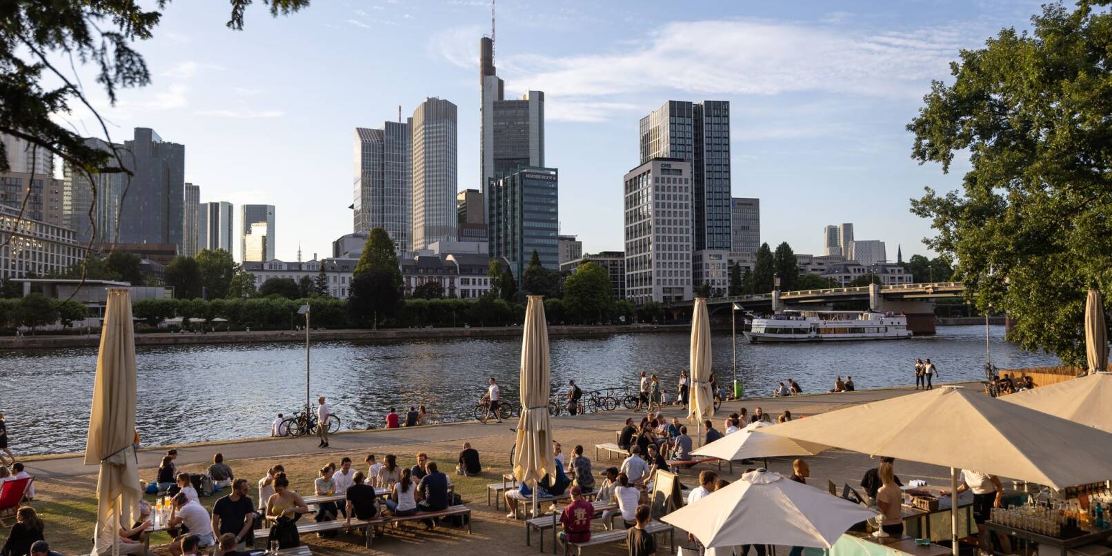 Das schöne Wetter beschert manchen Biergärten und Lokalen mit Außenbereichen zum Saisonstart regen Zulauf. Aber es gibt auch Sorgen. (Foto Archiv) Das schöne Wetter beschert manchen Biergärten und Lokalen mit Außenbereichen zum Saisonstart regen Zulauf. Aber es gibt auch Sorgen. (Foto Archiv)