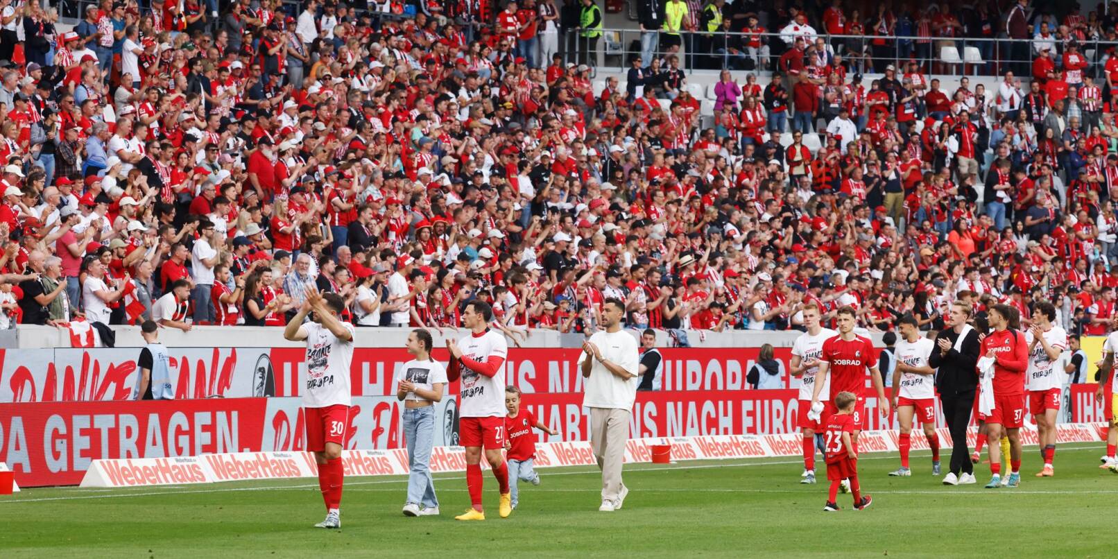 Wurden trotz der Niederlage lange gefeiert: Die Profis des SC Freiburg. Wurden trotz der Niederlage lange gefeiert: Die Profis des SC Freiburg.