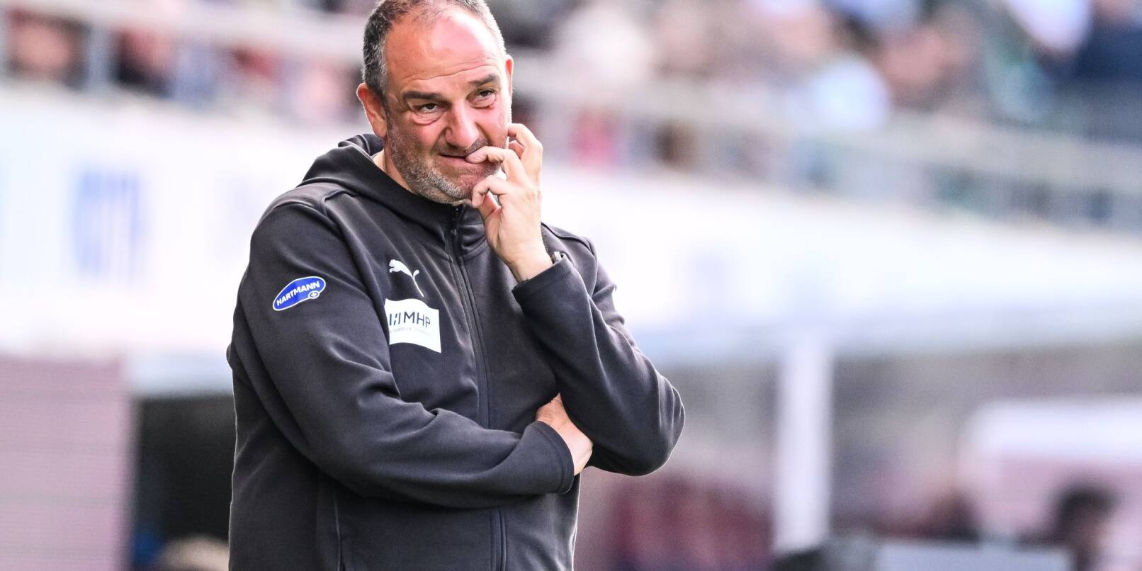 Blickt entschlossen auf das Relegationsduell: Frank Schmidt. Blickt entschlossen auf das Relegationsduell: Frank Schmidt.
