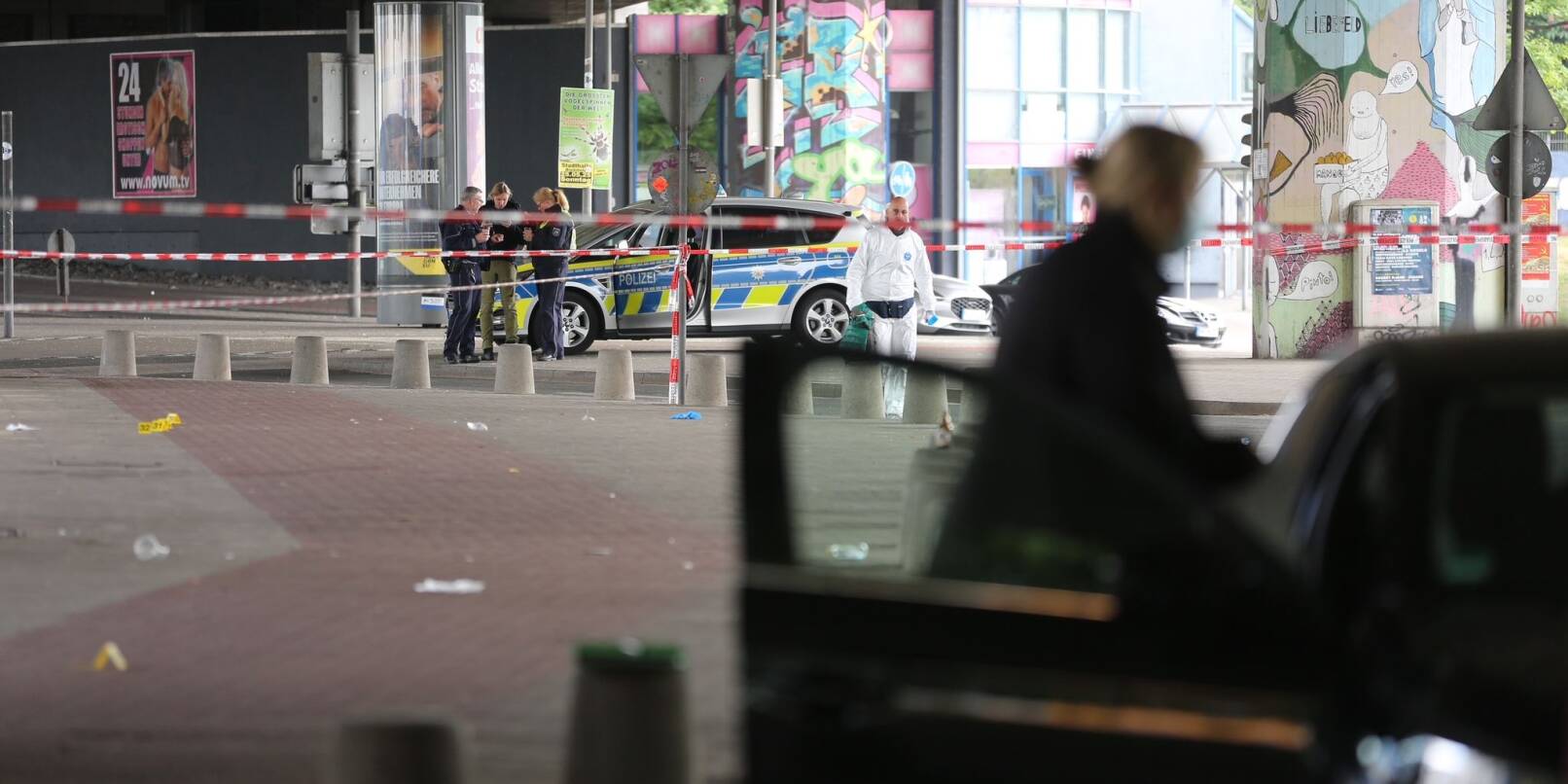 In der Bielefelder Innenstadt soll ein Mann mehrere Menschen in der Nacht verletzt haben. In der Bielefelder Innenstadt soll ein Mann mehrere Menschen in der Nacht verletzt haben.