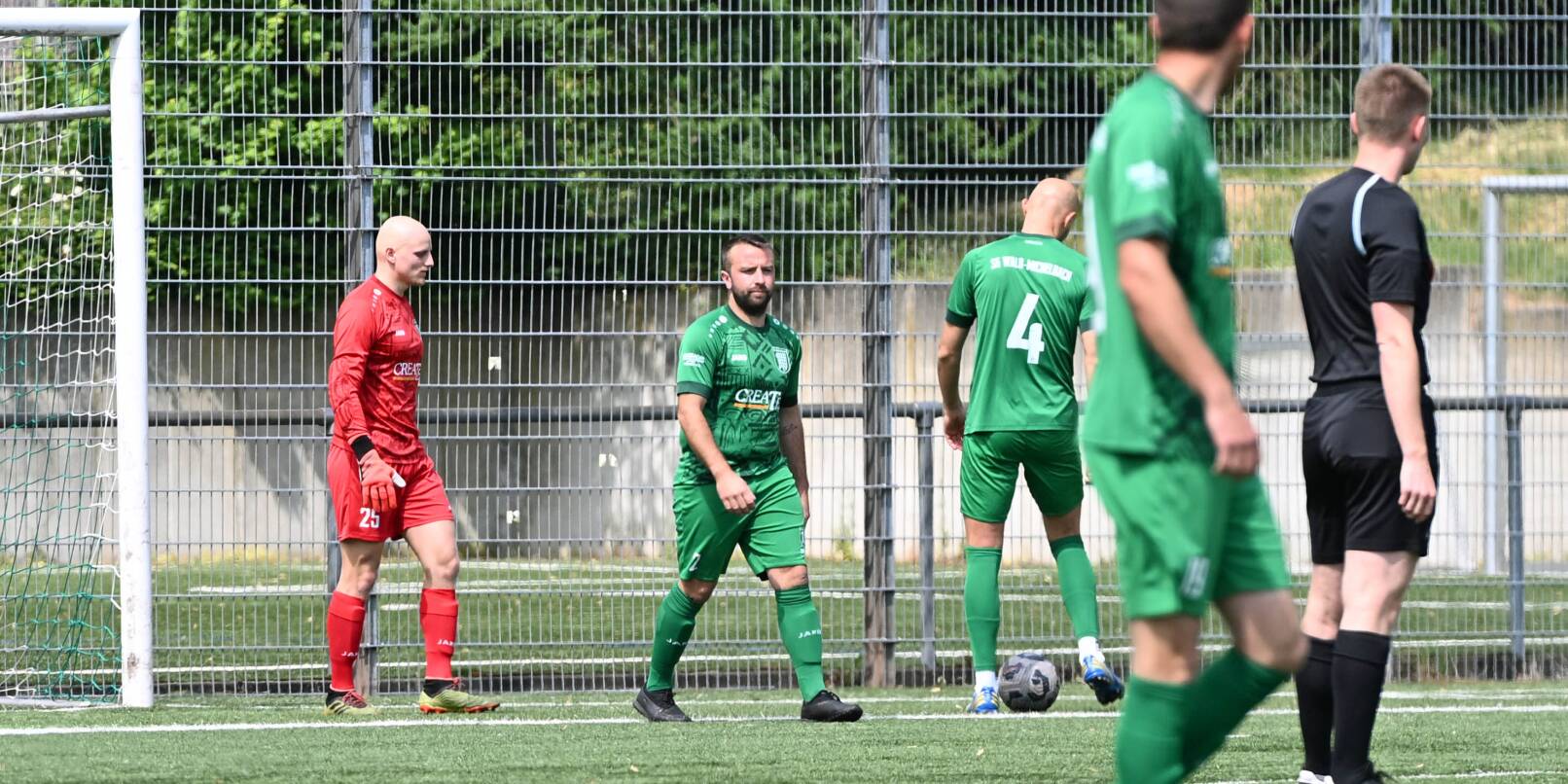 Wald-Michelbachs Torhüter Mike Fodor (links) ließ eine Flanke auf kuriose Weise zum 0:1 passieren. Wald-Michelbachs Torhüter Mike Fodor (links) ließ eine Flanke auf kuriose Weise zum 0:1 passieren.