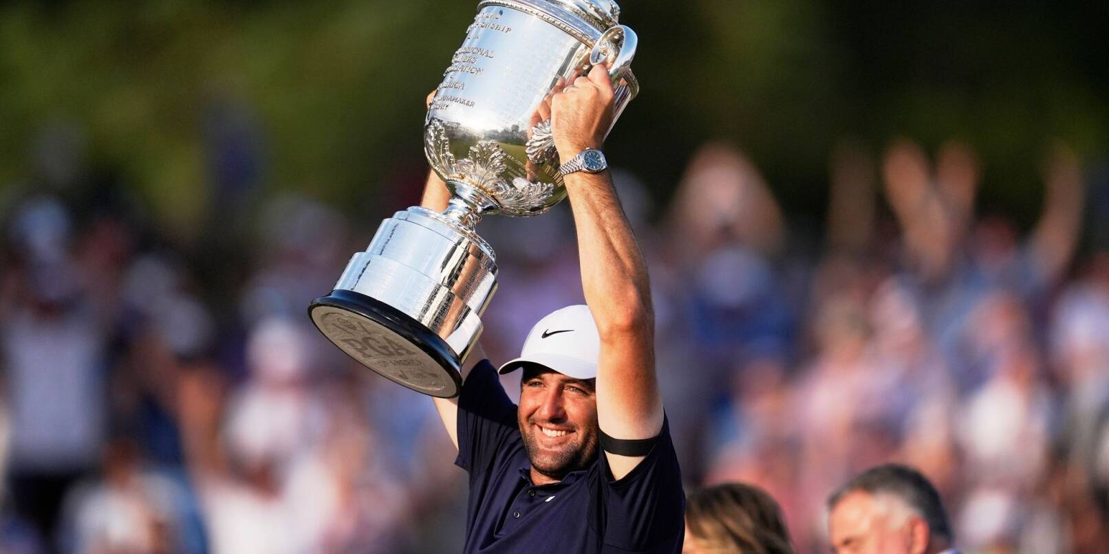 Scottie Scheffler holte sich bei der PGA Championship den dritten Major-Sieg seiner Karriere. Scottie Scheffler holte sich bei der PGA Championship den dritten Major-Sieg seiner Karriere.