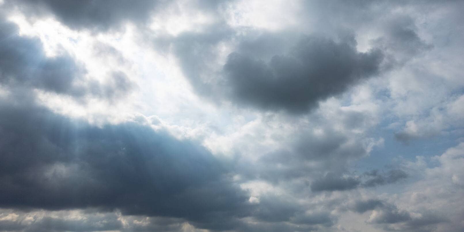 Erst Sonne, dann Wolken: Ab Mittwoch gibt es immer wieder Regen in Hessen (Symbolbild). Erst Sonne, dann Wolken: Ab Mittwoch gibt es immer wieder Regen in Hessen (Symbolbild).