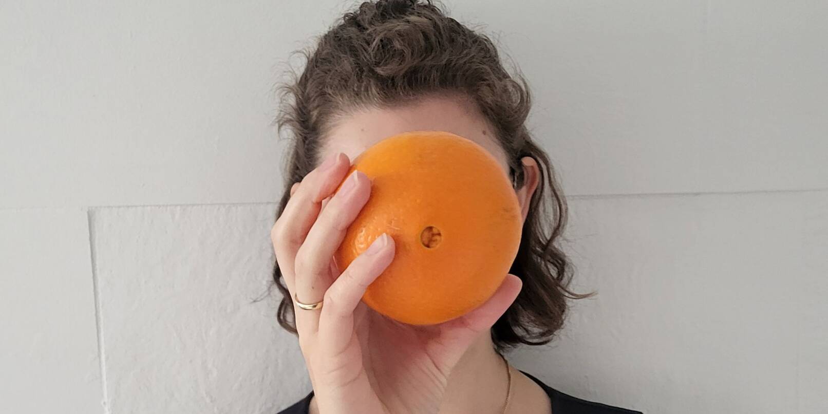 Mara kann keine Orangen essen und nicht einmal Orangensaft mit Fruchtfleisch trinken. Reiner Saft ist für sie aber kein Problem. Mara kann keine Orangen essen und nicht einmal Orangensaft mit Fruchtfleisch trinken. Reiner Saft ist für sie aber kein Problem.