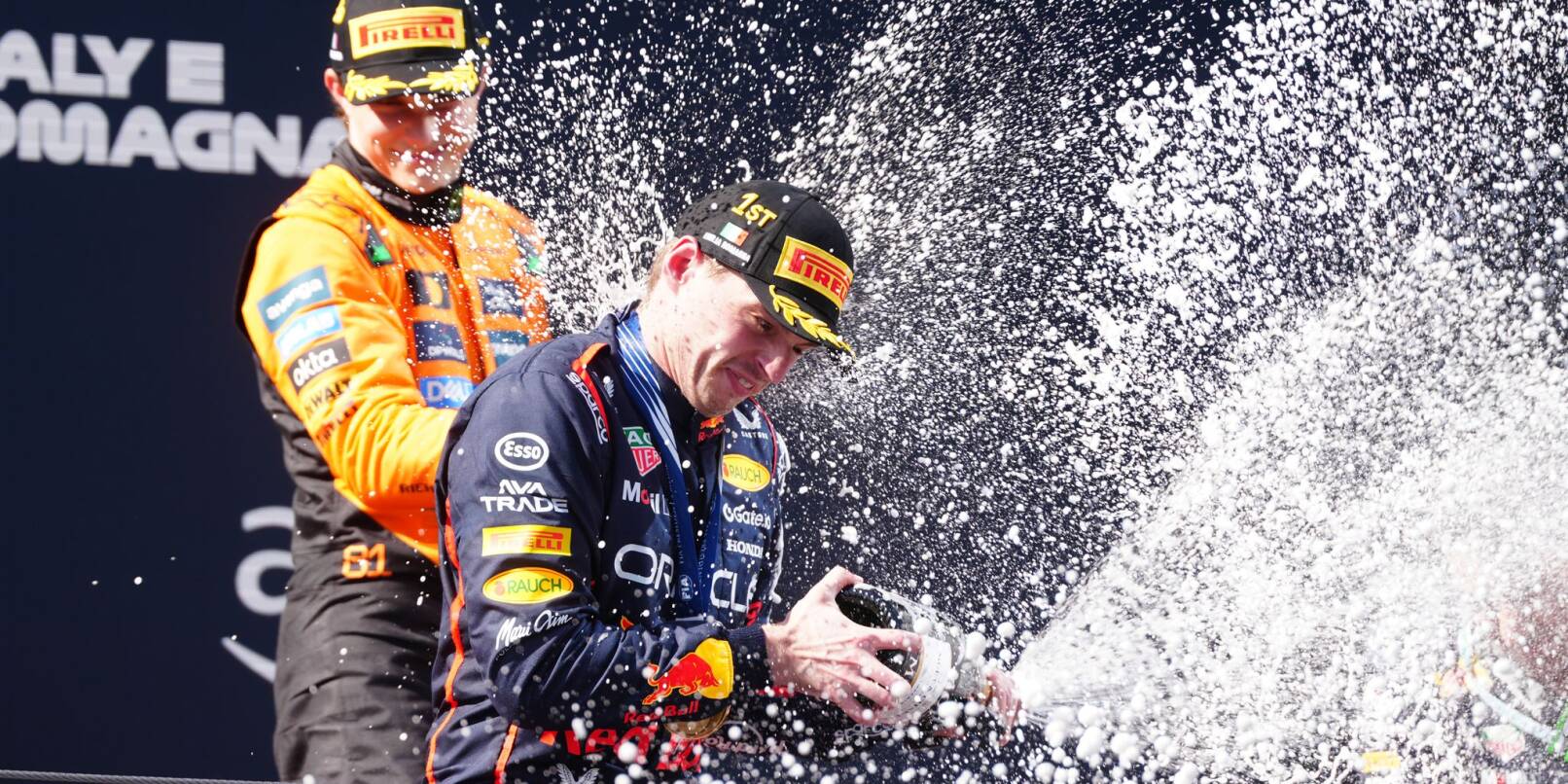Max Verstappen (vorn) lieferte in Imola eine Lehrstunde für Oscar Piastri. Max Verstappen (vorn) lieferte in Imola eine Lehrstunde für Oscar Piastri.