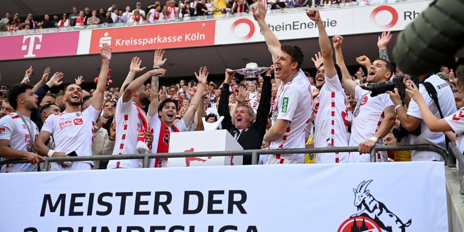 Friedhelm Funkel machte den siebten FC-Aufstieg perfekt Friedhelm Funkel machte den siebten FC-Aufstieg perfekt