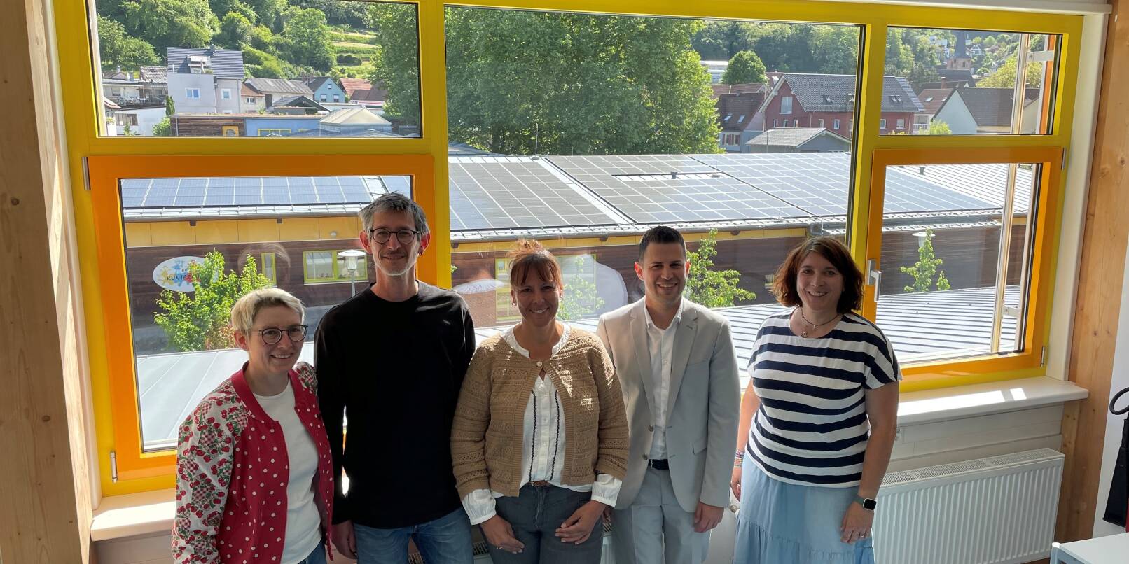 Die Kindertagesstätte Kunterbunt in Laudenbach besitzt jetzt auch eine Photovoltaikanlage. Von links Klimaschutzmanagerin Cornelia Baumgärtner, Konrektor Dirk Schmidhuber, Kindergartenleiterin Bianka Drexler, Bürgermeister Benjamin Köpfle und Grundschulrektorin Christina Ultsch. Die Kindertagesstätte Kunterbunt in Laudenbach besitzt jetzt auch eine Photovoltaikanlage. Von links Klimaschutzmanagerin Cornelia Baumgärtner, Konrektor Dirk Schmidhuber, Kindergartenleiterin Bianka Drexler, Bürgermeister Benjamin Köpfle und Grundschulrektorin Christina Ultsch.