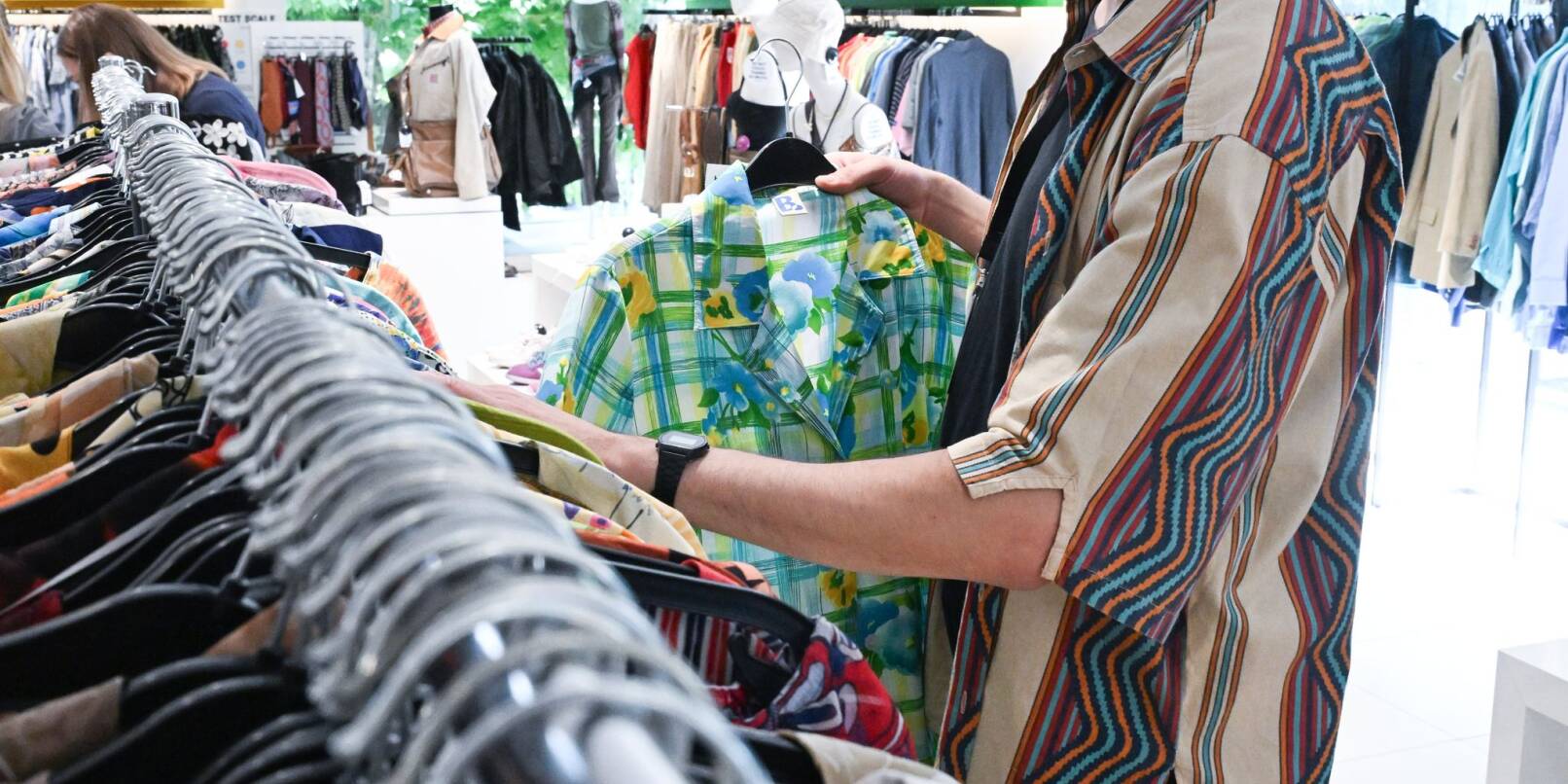 Klamotten in einem Second-Hand-Laden. Im Internet zieht der Verkauf von Ware aus zweiter Hand deutlich an. Klamotten in einem Second-Hand-Laden. Im Internet zieht der Verkauf von Ware aus zweiter Hand deutlich an.