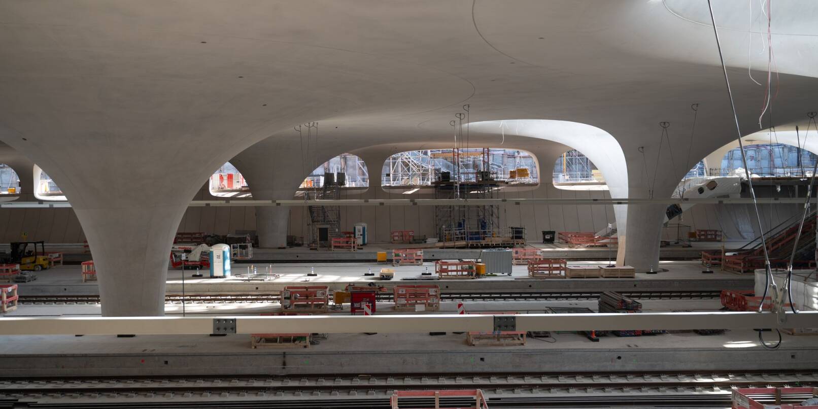 Bis der neue Tiefbahnhof im Dezember 2026 in Betrieb gehen soll, müssen sich Fahrgäste im Großraum Stuttgart noch auf viele Sperrungen einstellen. Bis der neue Tiefbahnhof im Dezember 2026 in Betrieb gehen soll, müssen sich Fahrgäste im Großraum Stuttgart noch auf viele Sperrungen einstellen.