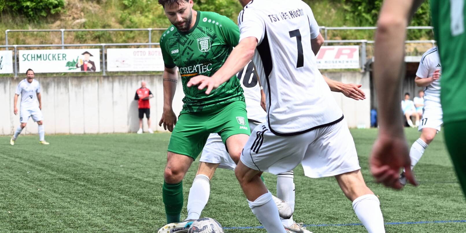 Mit dem Punkt gegen den TSV Höchst sicherte sich die SG Wald-Michelbach (links David Schmidt) endgültig den Klassenerhalt in der Gruppenliga. In der Halbzeitpause wurde zudem die Spielgemeinschaft der zweiten Mannschaft mit der Eintracht Wald-Michelbach unterzeichnet. Nach zehn Jahren wird Christian Remmers (rechts) als Spielertrainer des TSV Höchst aufhören. Sein Nachfolger ist Christian Stapp, der vom TSV Seckmauern kommt. Mit dem Punkt gegen den TSV Höchst sicherte sich die SG Wald-Michelbach (links David Schmidt) endgültig den Klassenerhalt in der Gruppenliga. In der Halbzeitpause wurde zudem die Spielgemeinschaft der zweiten Mannschaft mit der Eintracht Wald-Michelbach unterzeichnet. Nach zehn Jahren wird Christian Remmers (rechts) als Spielertrainer des TSV Höchst aufhören. Sein Nachfolger ist Christian Stapp, der vom TSV Seckmauern kommt.