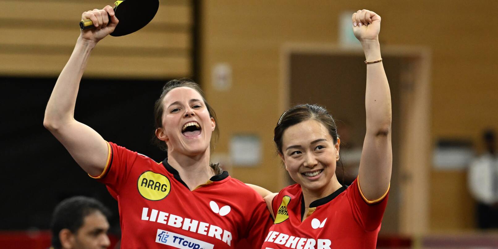 Yuan Wan (rechts) jubelt mit ihrer Doppel-Partnerin Sabine Winter. Die beiden haben bei den Weltmeisterschaften in Doha am Montag für eine Sensation gesorgt, als sie das chinesische Top-Doppel Qian Tianyi und Chen Xingtong mit 3:2 aus dem Wettbewerb warfen. Yuan Wan (rechts) jubelt mit ihrer Doppel-Partnerin Sabine Winter. Die beiden haben bei den Weltmeisterschaften in Doha am Montag für eine Sensation gesorgt, als sie das chinesische Top-Doppel Qian Tianyi und Chen Xingtong mit 3:2 aus dem Wettbewerb warfen.