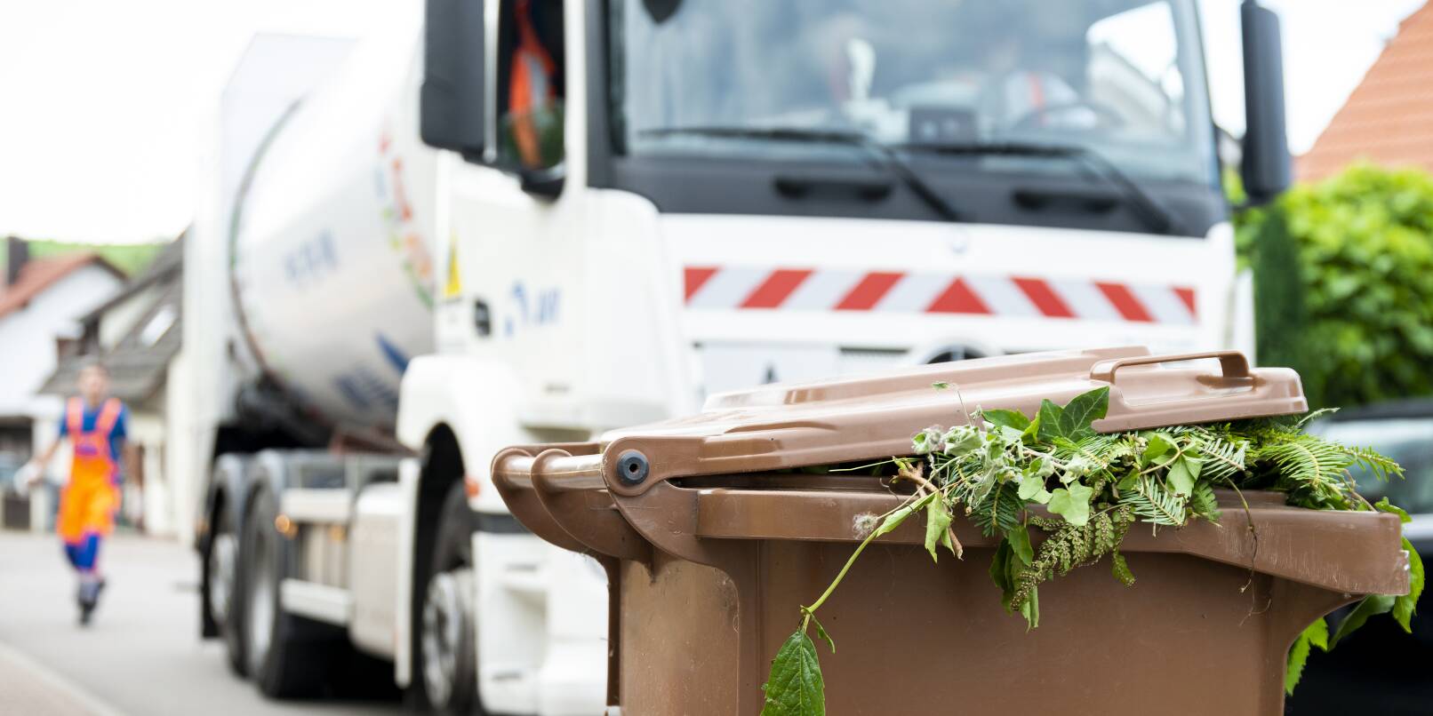 Seit dem 1. Mai gibt es bei der BioEnergieTonne strengere Richtwerte. Im Rhein-Neckar-Kreis werden die Tonnen bei Abholung durch die AVR noch stichprobenartig kontrolliert. In anderen Landkreisen arbeitet man hier schon mit der Künstlichen Intelligenz (KI), um Müllsünder zu entlarven. Seit dem 1. Mai gibt es bei der BioEnergieTonne strengere Richtwerte. Im Rhein-Neckar-Kreis werden die Tonnen bei Abholung durch die AVR noch stichprobenartig kontrolliert. In anderen Landkreisen arbeitet man hier schon mit der Künstlichen Intelligenz (KI), um Müllsünder zu entlarven.