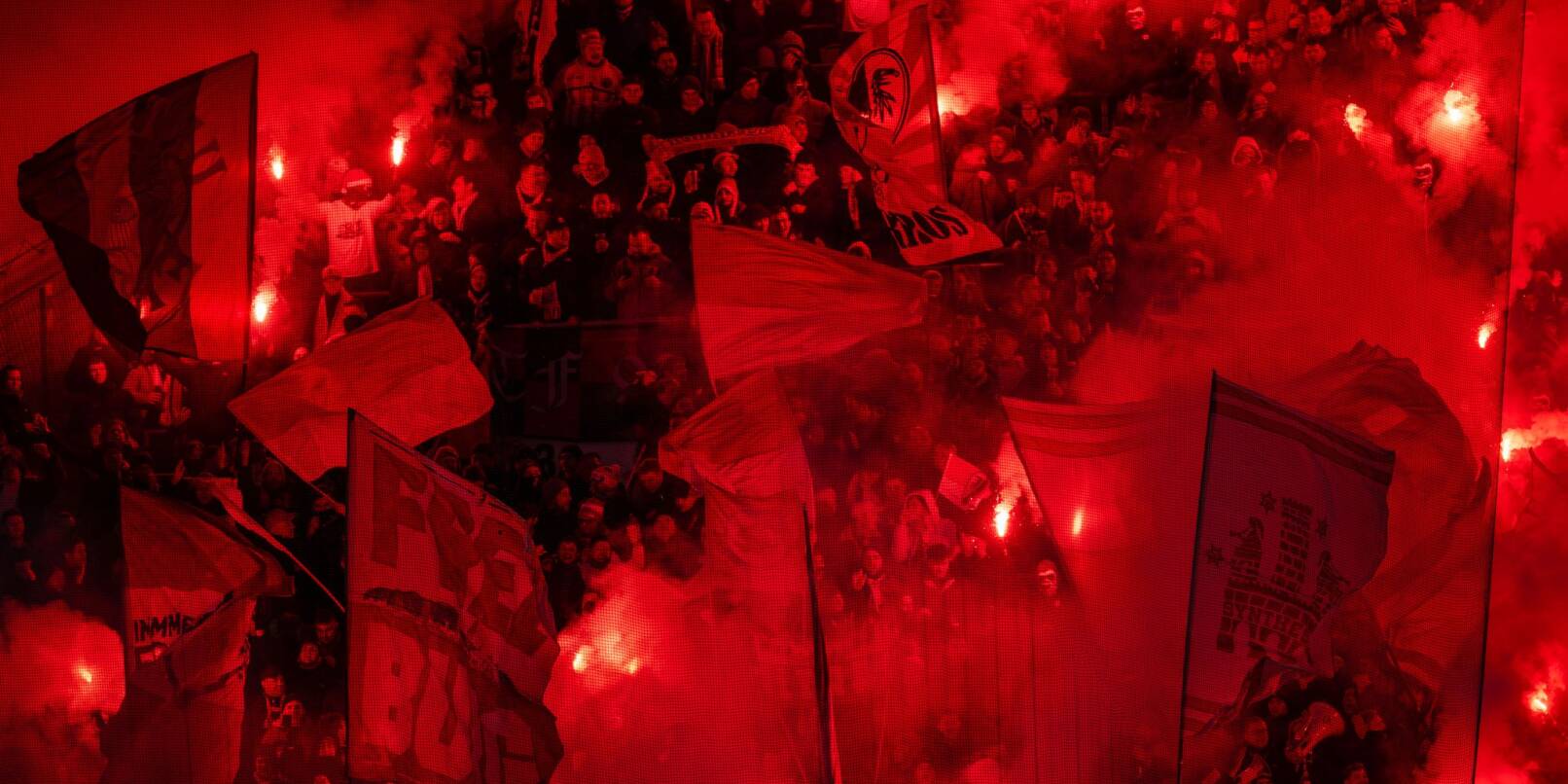 Wegen der Rauchentwicklung hatte das Spiel des SC in Leverkusen unterbrochen werden müssen. Wegen der Rauchentwicklung hatte das Spiel des SC in Leverkusen unterbrochen werden müssen.