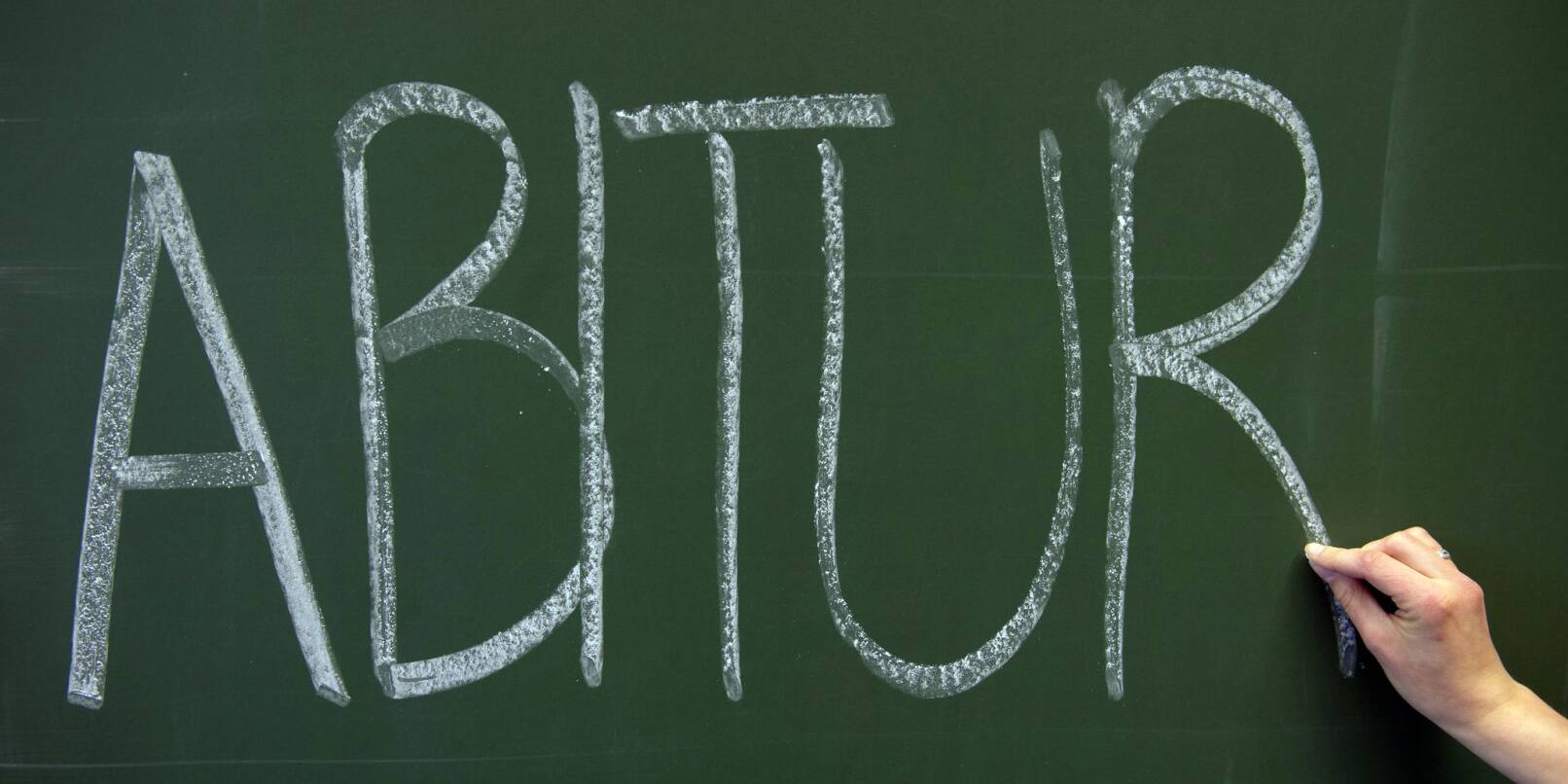 Nach Vorfällen um die Wahl eines Abi-Mottos an einer Gießener Schule ermittelt die Polizei wegen des Anfangsverdachts auf Volksverhetzung gegen Unbekannt. (Symbolbild) Nach Vorfällen um die Wahl eines Abi-Mottos an einer Gießener Schule ermittelt die Polizei wegen des Anfangsverdachts auf Volksverhetzung gegen Unbekannt. (Symbolbild)