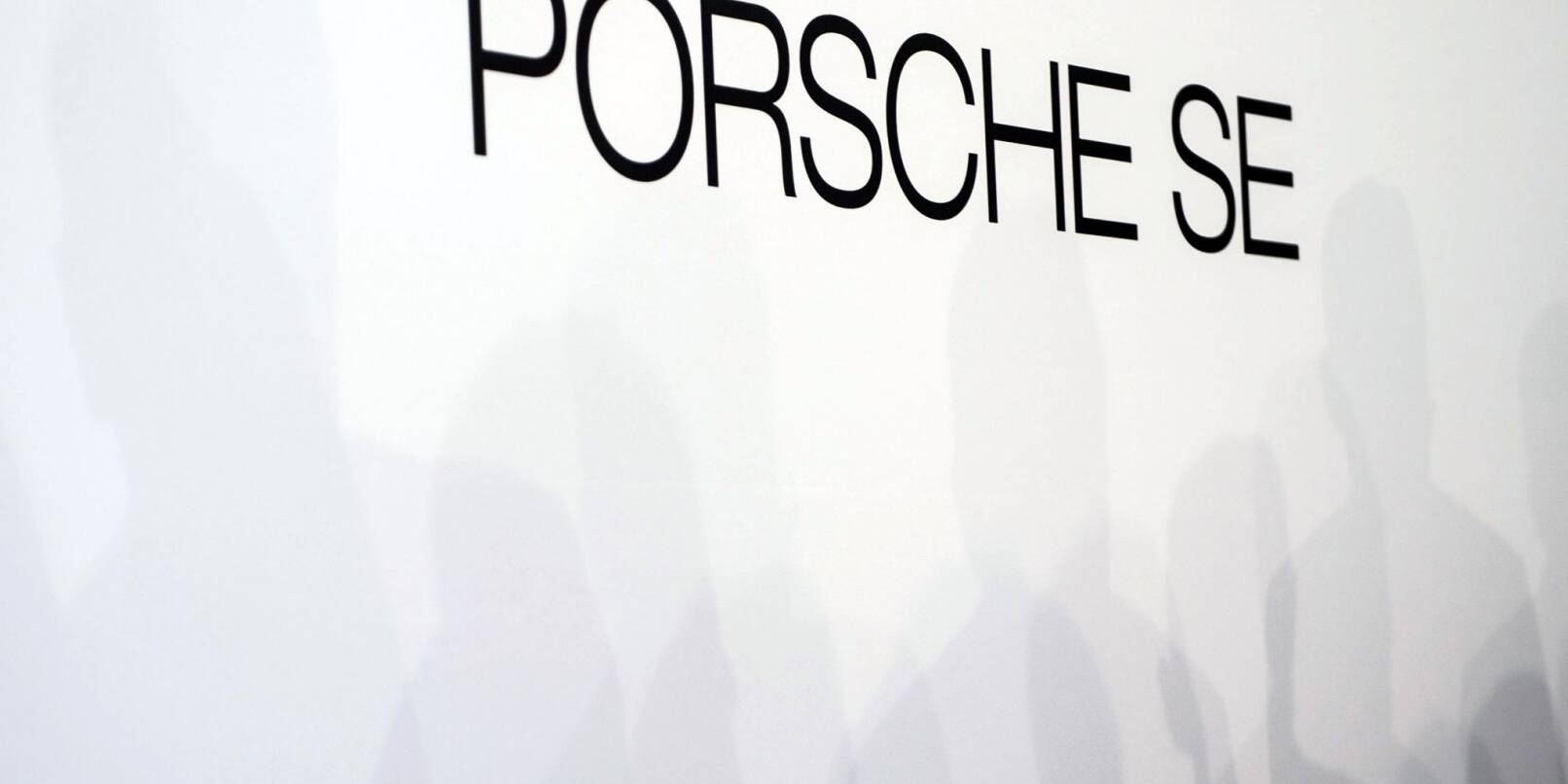 Der Schriftzug der Porsche SE ist auf einer Wand zu sehen.