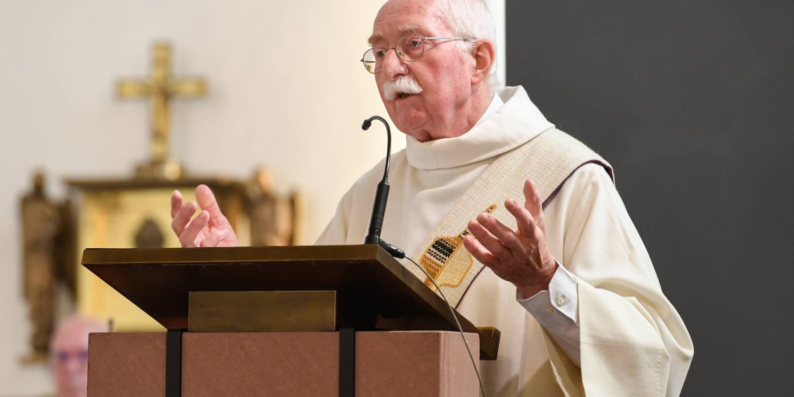 Diakon Pierre Gerodez wurde im Rahmen einer ökumenischen Feier offiziell verabschiedet, kündigte aber an, auch künftig pastorale Aufgaben übernehmen zu wollen. Diakon Pierre Gerodez wurde im Rahmen einer ökumenischen Feier offiziell verabschiedet, kündigte aber an, auch künftig pastorale Aufgaben übernehmen zu wollen.
