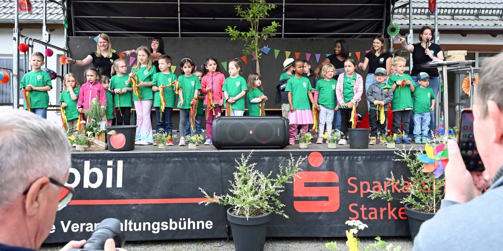 Der Kindergarten in Affolterbach präsentiert sich anlässlich seines 60. Geburtstages mit neuem Namen und gestaltete am Samstag mit den Kindern ein buntes Programm. Der Kindergarten in Affolterbach präsentiert sich anlässlich seines 60. Geburtstages mit neuem Namen und gestaltete am Samstag mit den Kindern ein buntes Programm.