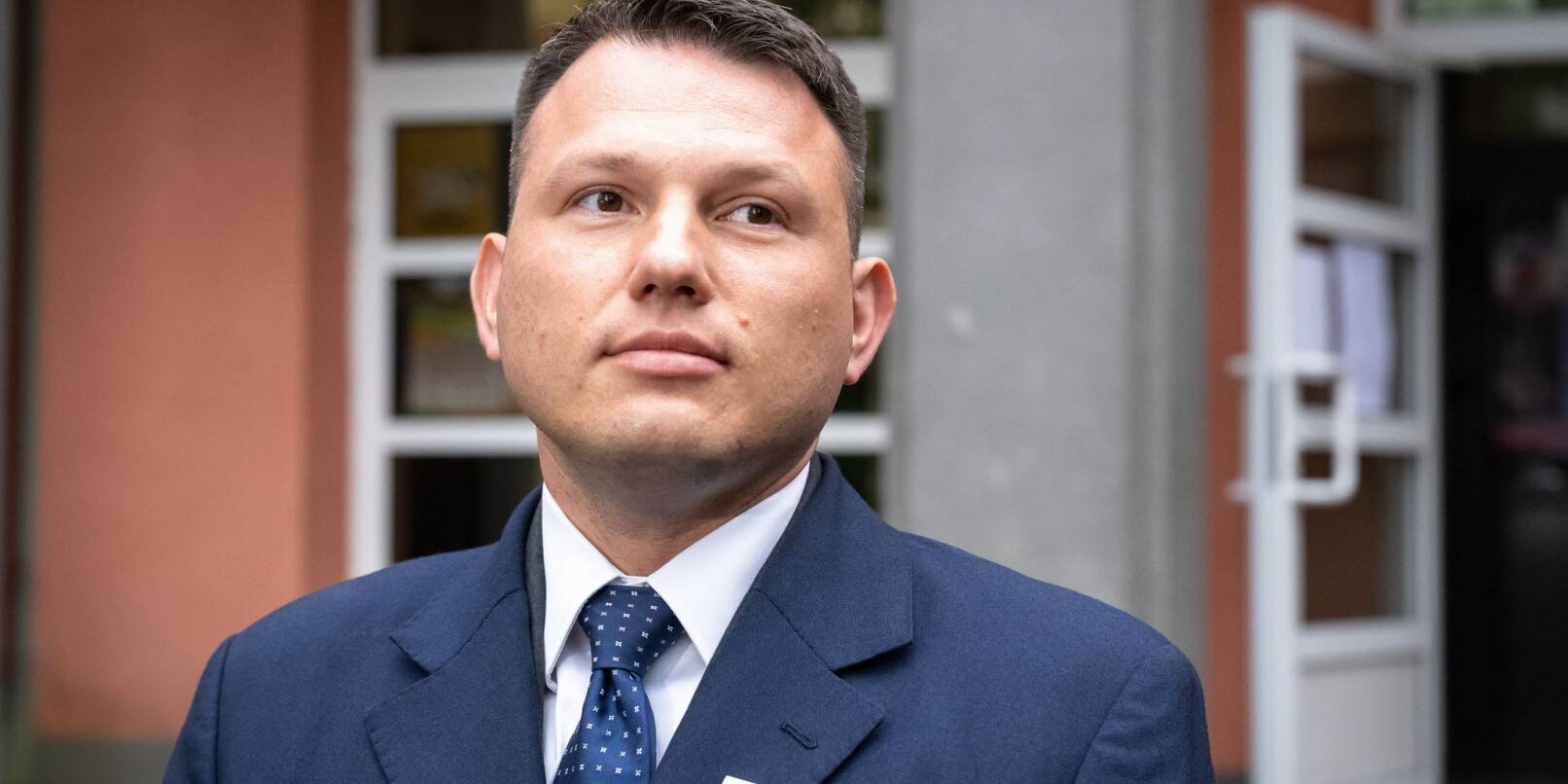 Der rechtsradikale polnische Präsidentschaftskandidat Slawomir Mentzen, der als Drittplatzierter nach der ersten Wahlrunde ausgeschieden ist, will Einfluss auf die Stichwahl nehmen. (Archivbild) Der rechtsradikale polnische Präsidentschaftskandidat Slawomir Mentzen, der als Drittplatzierter nach der ersten Wahlrunde ausgeschieden ist, will Einfluss auf die Stichwahl nehmen. (Archivbild)