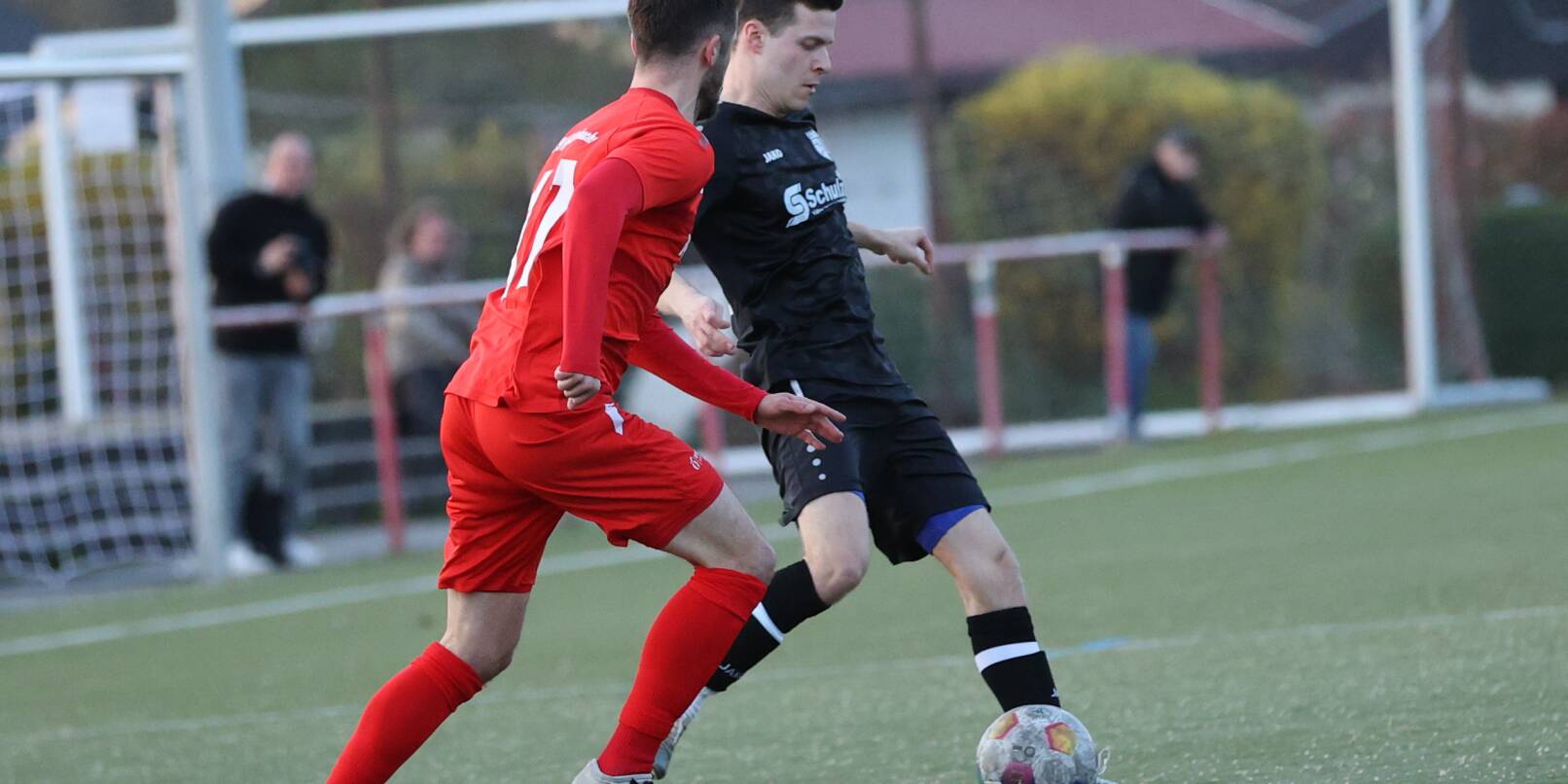 Gegen den TSV Neckarau erzielte Maximilian Amin-Salehi (am Ball) zwei Tore, konnte aber dennoch die 2:4-Niederlage nicht verhindern. Gegen den TSV Neckarau erzielte Maximilian Amin-Salehi (am Ball) zwei Tore, konnte aber dennoch die 2:4-Niederlage nicht verhindern.