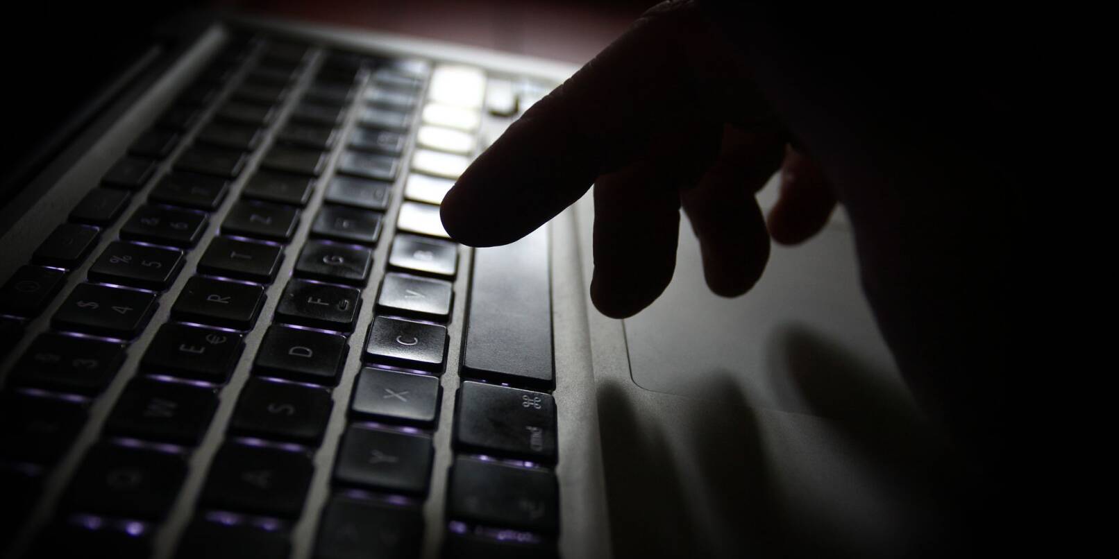 Kinder und Jugendliche sind den Gefahren im Internet oft schutzlos ausgeliefert. Kinder und Jugendliche sind den Gefahren im Internet oft schutzlos ausgeliefert.