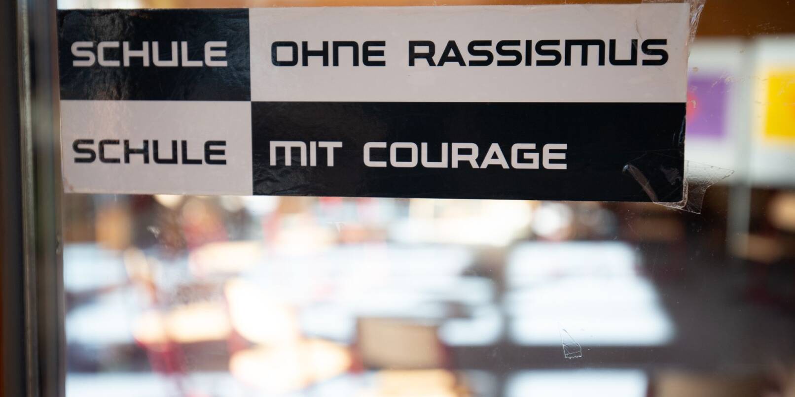 Extremismusprävention hat an Hessens Schulen laut dem Kultusministerium einen hohen Stellenwert. (Archivbild) Extremismusprävention hat an Hessens Schulen laut dem Kultusministerium einen hohen Stellenwert. (Archivbild)