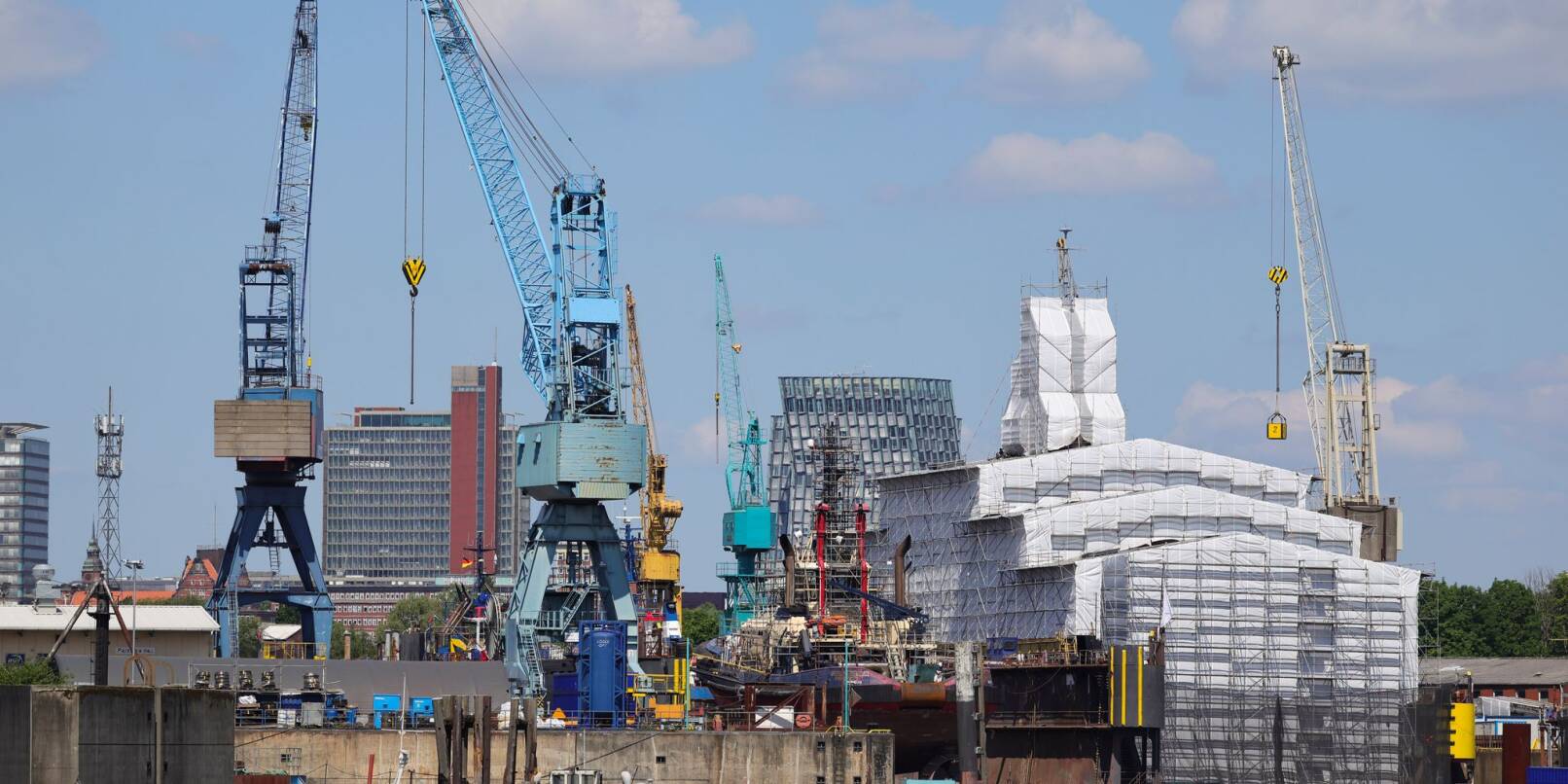 Die Schiffbau- und Meerestechnikbranche beschäftigt bundesweit rund 200.000 Menschen und setzt pro Jahr insgesamt rund 40 Milliarden Euro um. Die Schiffbau- und Meerestechnikbranche beschäftigt bundesweit rund 200.000 Menschen und setzt pro Jahr insgesamt rund 40 Milliarden Euro um.