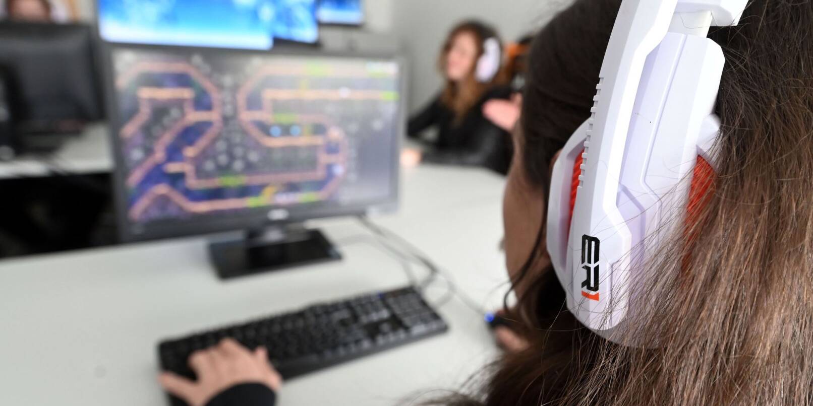 Bei der Firma Gameforge - einem Anbieter von Onlinespielen - arbeiten Beschäftigte im Game-Test-Center. Bei der Firma Gameforge - einem Anbieter von Onlinespielen - arbeiten Beschäftigte im Game-Test-Center.