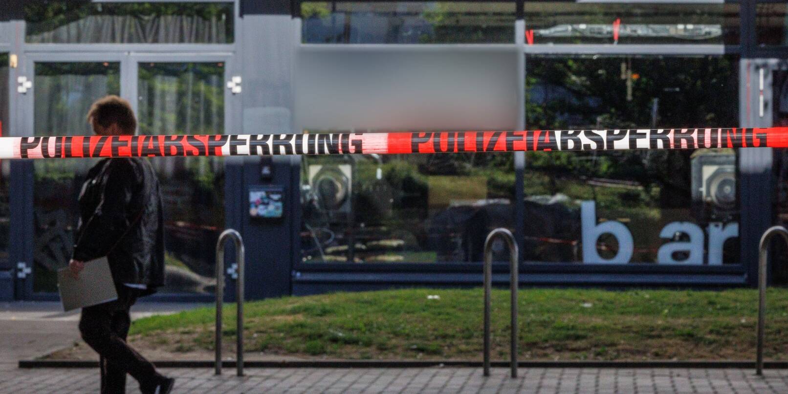 In der Nacht hatten vor eine Bar viele Menschen gefeiert – darunter auch Fußballfans, die den Aufstieg ihrer Mannschaft Arminia Bielefeld in die Zweite Bundesliga bejubelten. In der Nacht hatten vor eine Bar viele Menschen gefeiert – darunter auch Fußballfans, die den Aufstieg ihrer Mannschaft Arminia Bielefeld in die Zweite Bundesliga bejubelten.