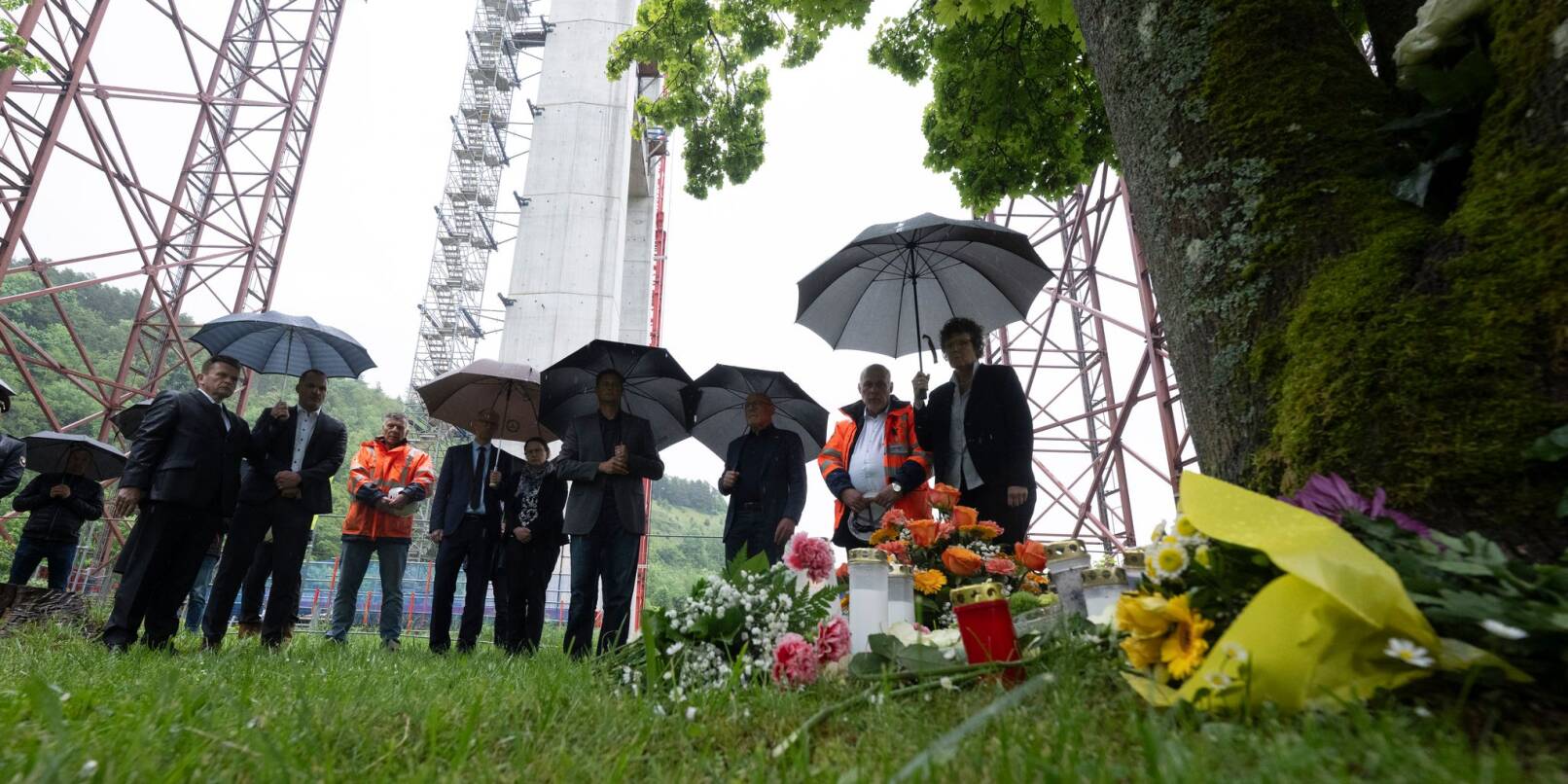 An einem Ort des Gedenkens werden Blumen niedergelegt. An einem Ort des Gedenkens werden Blumen niedergelegt.
