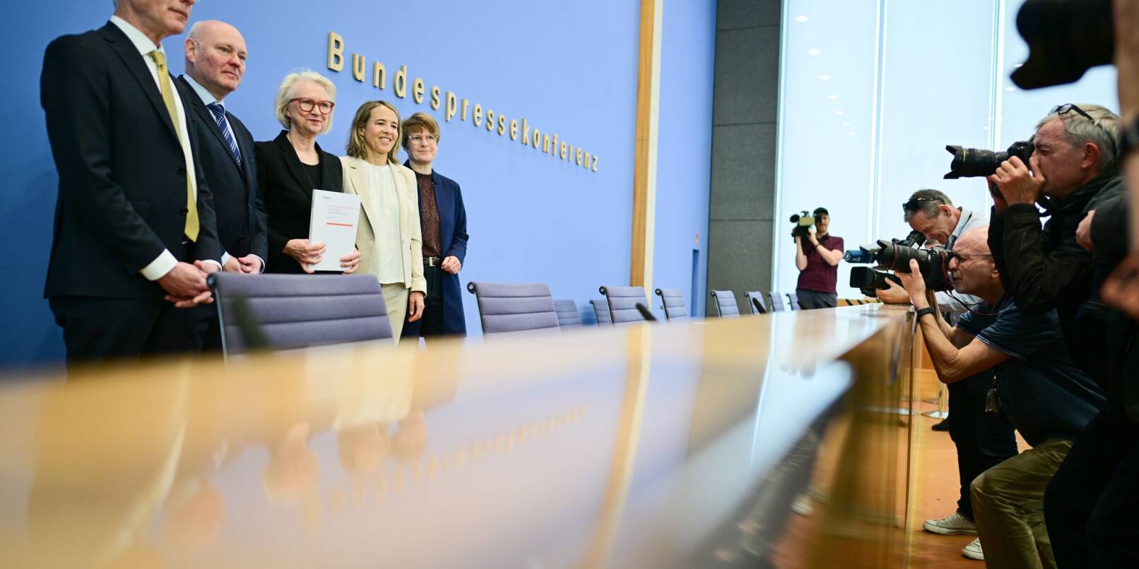 Die Wirtschaftsweisen Martin Werding (v.l.), Achim Truger, Monika Schnitzer (Vorsitzende), Ulrike Malmendier und Veronika Grimm haben keine guten Nachrichten für die Regierung. Die Wirtschaftsweisen Martin Werding (v.l.), Achim Truger, Monika Schnitzer (Vorsitzende), Ulrike Malmendier und Veronika Grimm haben keine guten Nachrichten für die Regierung.