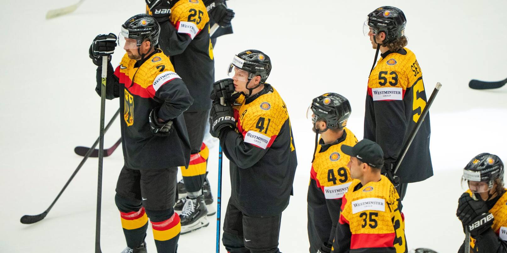 Die Eishockey-WM endet für die deutsche Nationalmannschaft früh und mit einer herben Enttäuschung. Die Eishockey-WM endet für die deutsche Nationalmannschaft früh und mit einer herben Enttäuschung.