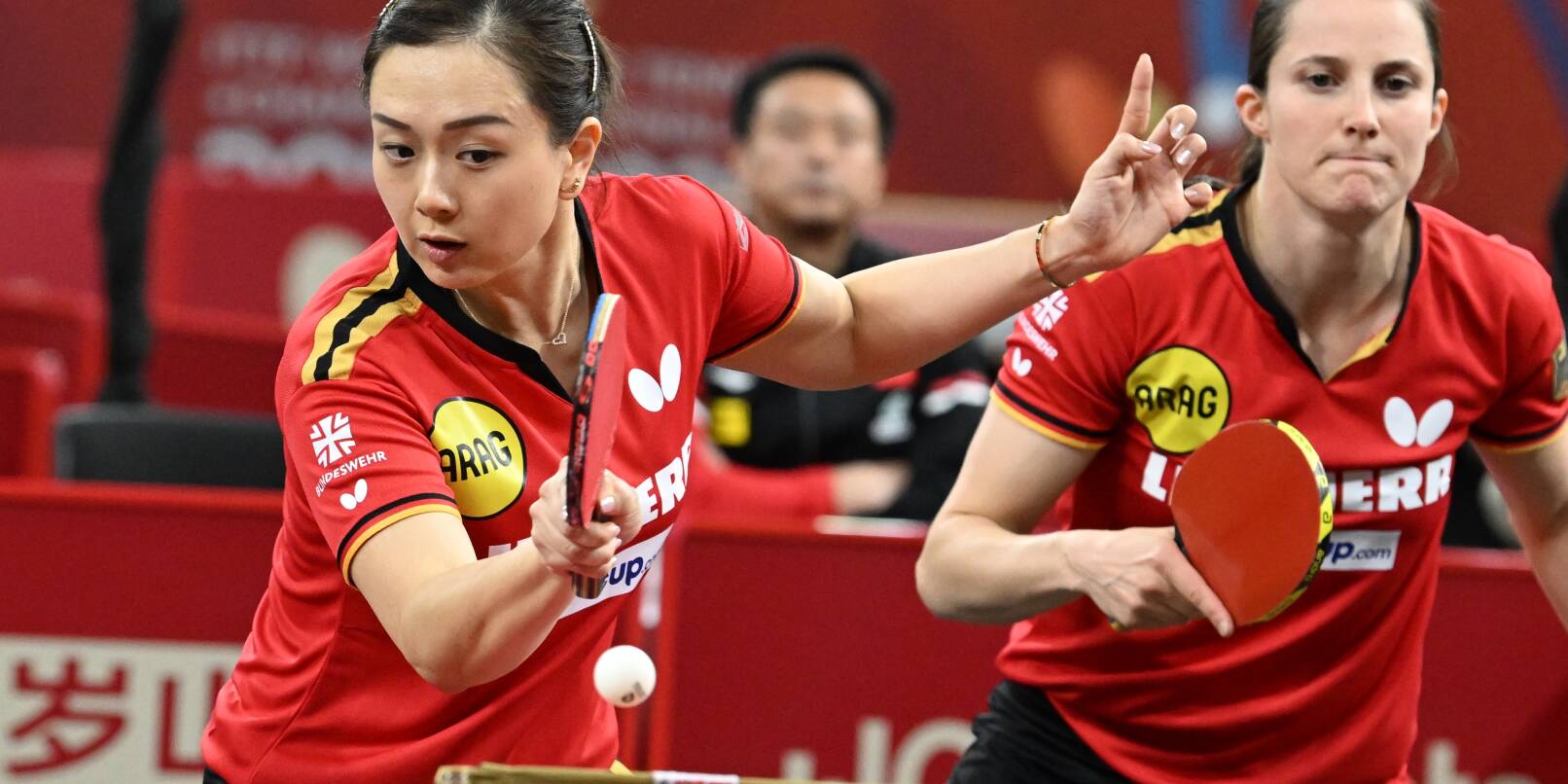Nach dem Sensationssieg gegen das chinesische Top-Doppel Chen Xingtong/Qian Tianyi haben Yuan Wan (links) und Sabine Winter auch Yun-En Tsai und Yi-Hua Huang aus Taiwan und stehen heute im WM-Viertelfinale. Nach dem Sensationssieg gegen das chinesische Top-Doppel Chen Xingtong/Qian Tianyi haben Yuan Wan (links) und Sabine Winter auch Yun-En Tsai und Yi-Hua Huang aus Taiwan und stehen heute im WM-Viertelfinale.