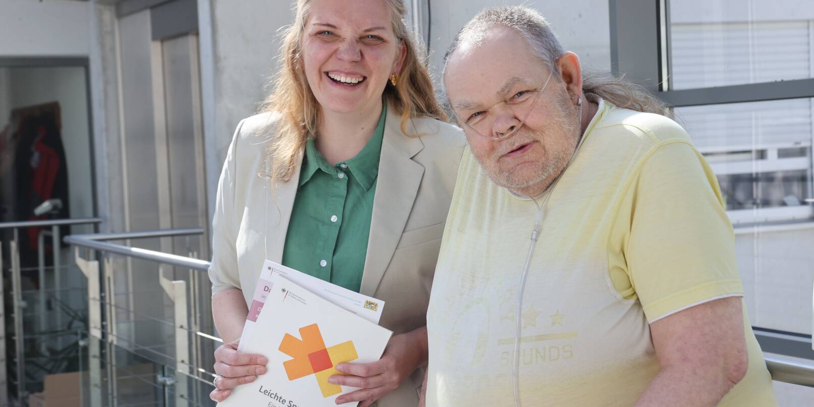 Gerd Fiege prüft Texte, die in Leichte Sprache übersetzt wurden. Mit dem 70-jährigen Bewohner des Pilgerhauses freut sich Anne-Kathrin Keuk, Leiterin des Zentrums für Inklusion (ZFI). Gerd Fiege prüft Texte, die in Leichte Sprache übersetzt wurden. Mit dem 70-jährigen Bewohner des Pilgerhauses freut sich Anne-Kathrin Keuk, Leiterin des Zentrums für Inklusion (ZFI).