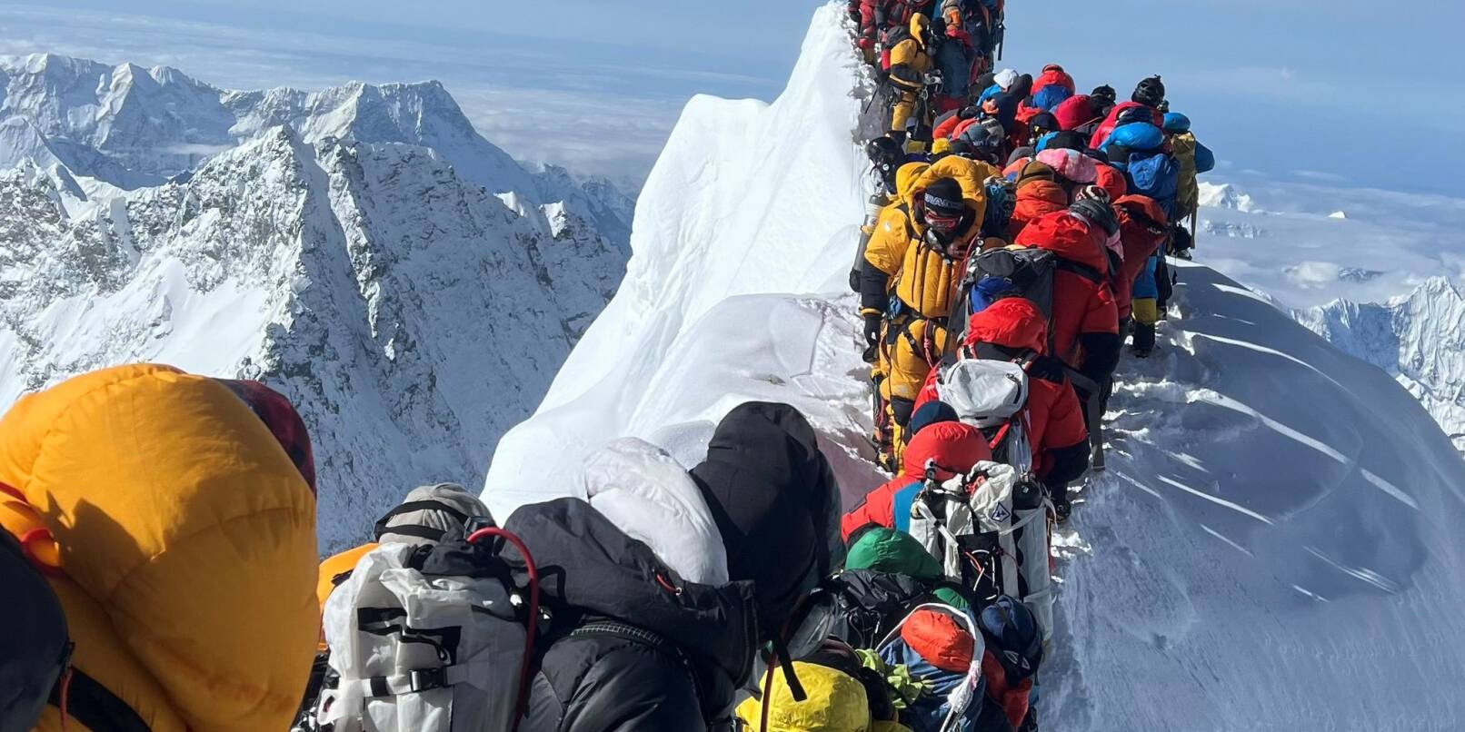 Bergsteiger und Bergführer stehen zwischen dem Südgipfel und der Hillary-Stufe des Mount Everest. (Foto Archiv) Bergsteiger und Bergführer stehen zwischen dem Südgipfel und der Hillary-Stufe des Mount Everest. (Foto Archiv)