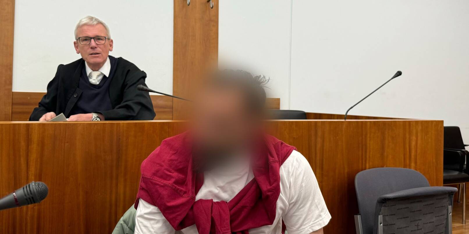 Der Angeklagte, der seinen Mitbewohner mit einer Axt erschlagen haben soll, sitzt vor seinem Verteidiger Marcus Mauermann im Landgericht Kassel. (Archivfoto) Der Angeklagte, der seinen Mitbewohner mit einer Axt erschlagen haben soll, sitzt vor seinem Verteidiger Marcus Mauermann im Landgericht Kassel. (Archivfoto)
