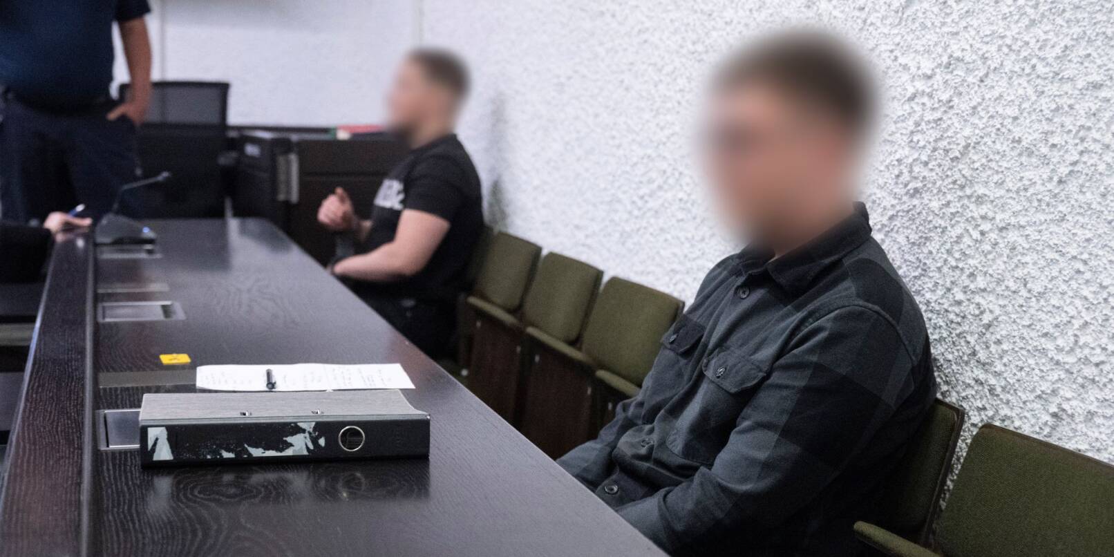 Der 20 Jahre alte Angeklagte (vorne) soll die Bombendrohungen verfasst und verschickt haben, sein 21-jähriger Komplize soll ihn darin bestärkt haben. Der 20 Jahre alte Angeklagte (vorne) soll die Bombendrohungen verfasst und verschickt haben, sein 21-jähriger Komplize soll ihn darin bestärkt haben.