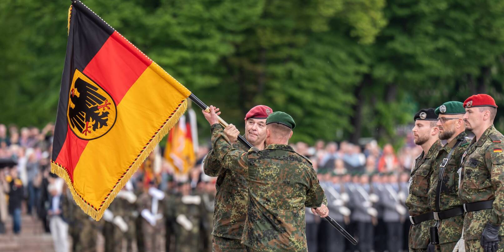 Deutsche Fahne im Baltikum - eine Brigade der Bundeswehr soll die Nato-Ostflanke in Litauen stärken. Deutsche Fahne im Baltikum - eine Brigade der Bundeswehr soll die Nato-Ostflanke in Litauen stärken.
